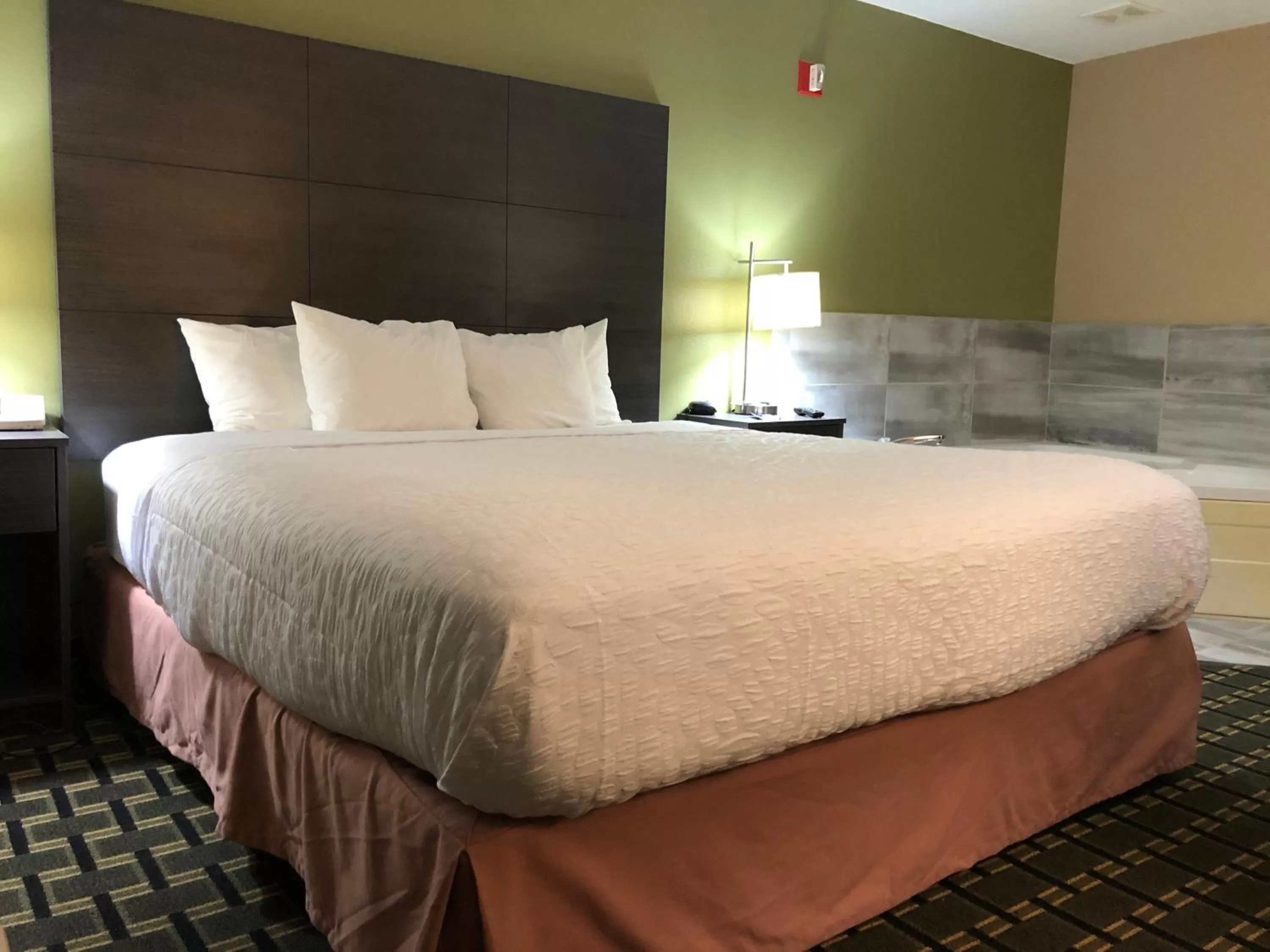 Photo of the whole room, Bed in Boarders Inn &amp; Suites by Cobblestone Hotels Columbus