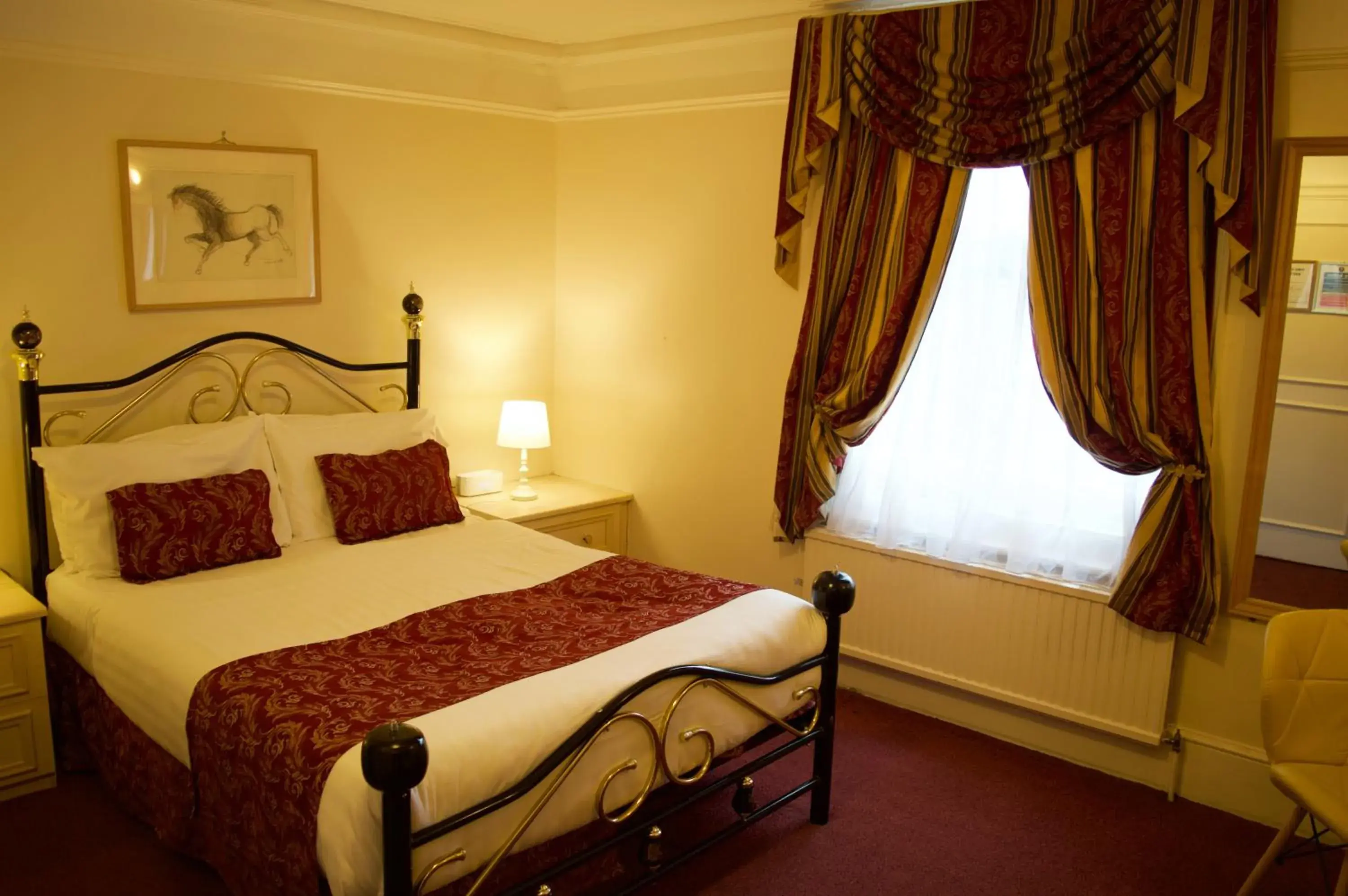 Bedroom, Bed in The Gordon House Hotel