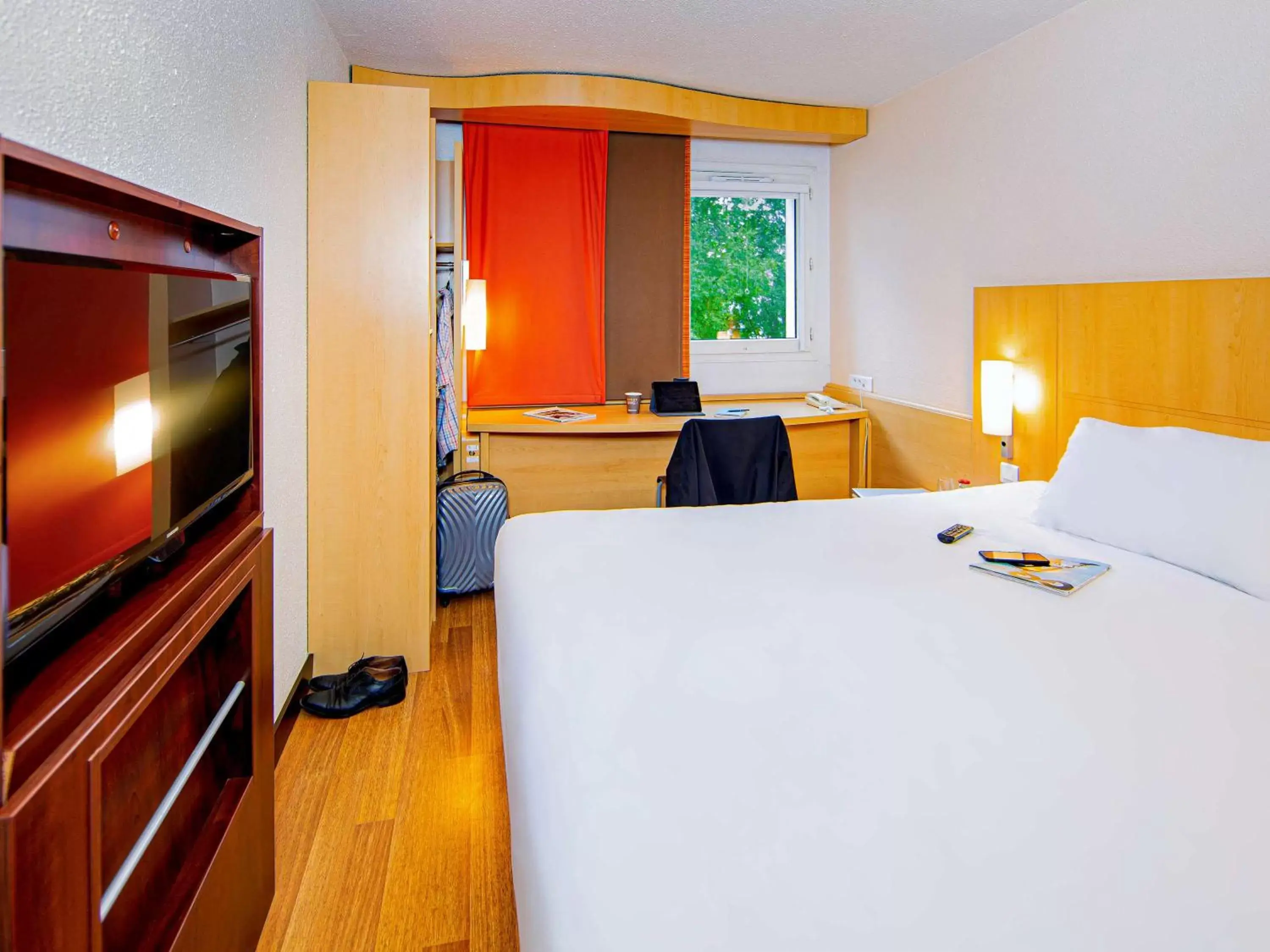 Photo of the whole room, Bed in ibis Mulhouse Centre Filature