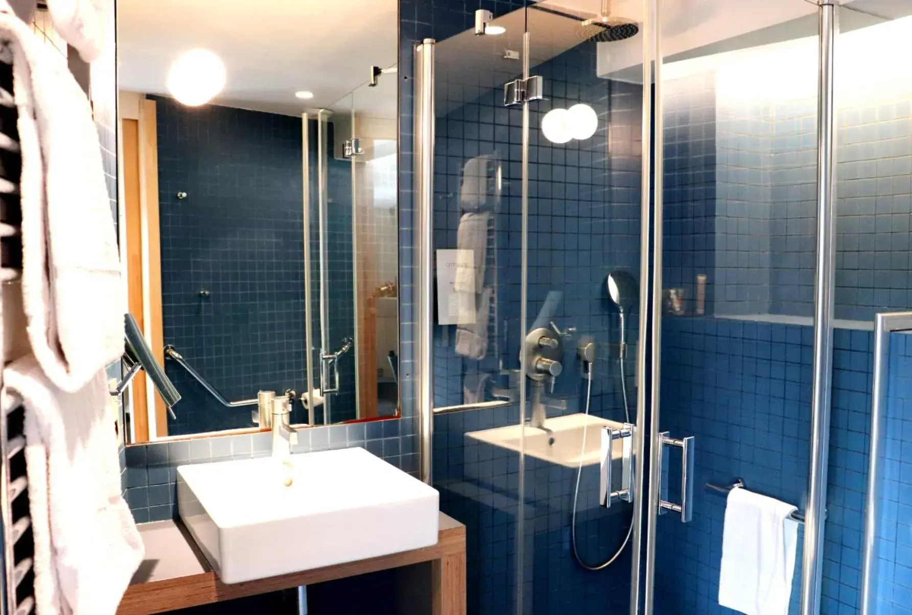Shower, Bathroom in Le Citizen Hotel