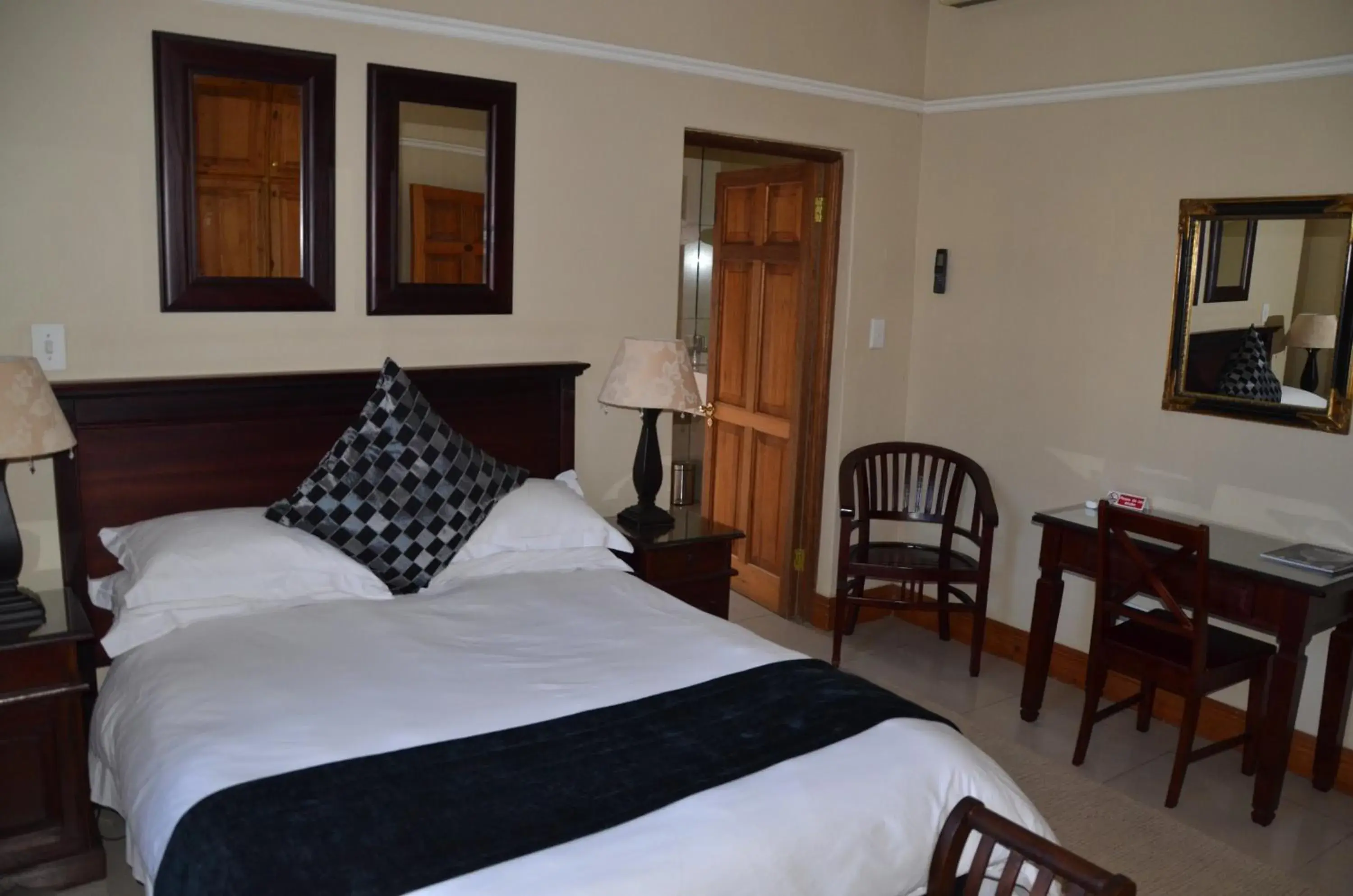 Photo of the whole room, Bed in Lemoenkloof Guesthouse