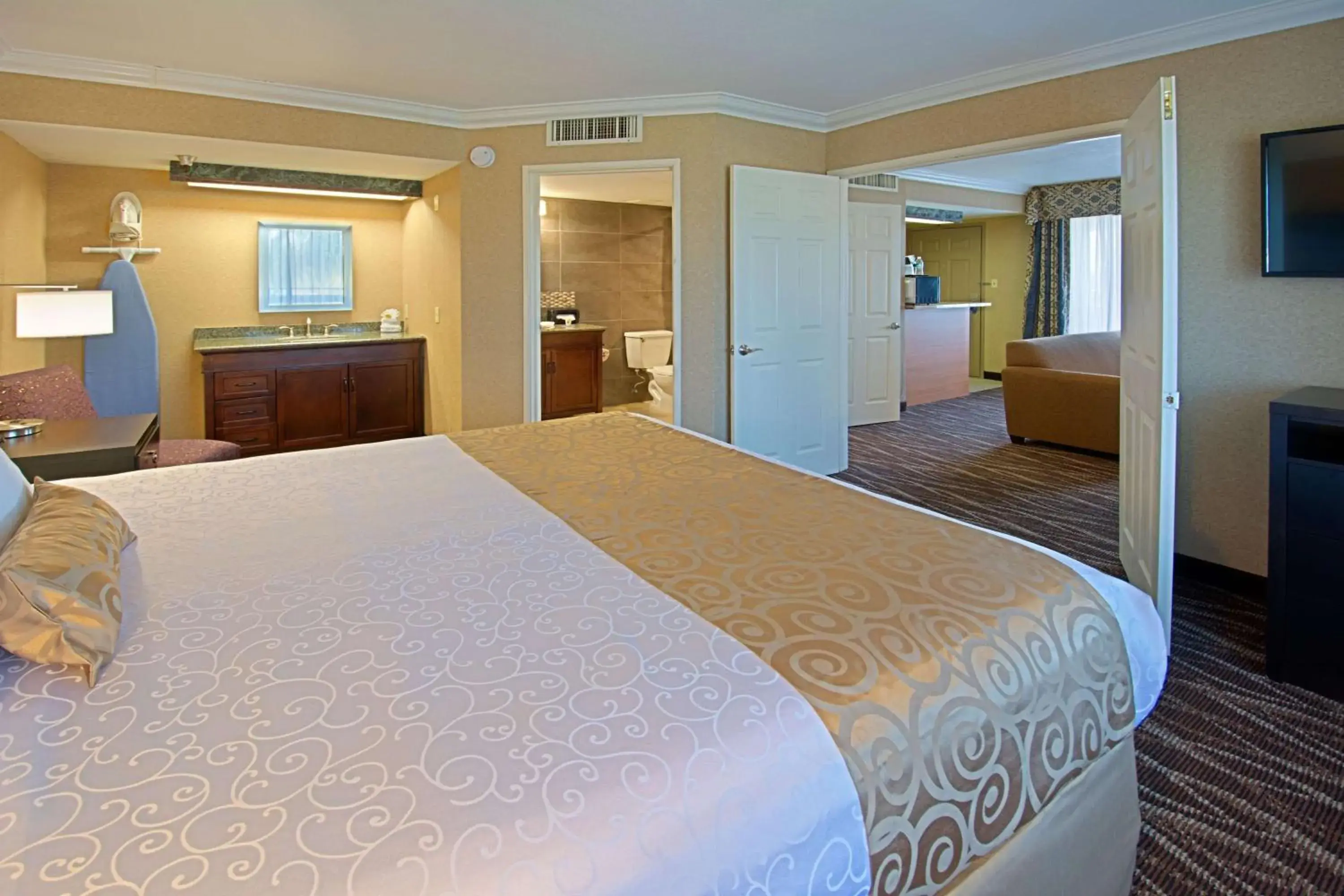 Photo of the whole room, Bed in Hotel d'Lins Ontario Airport