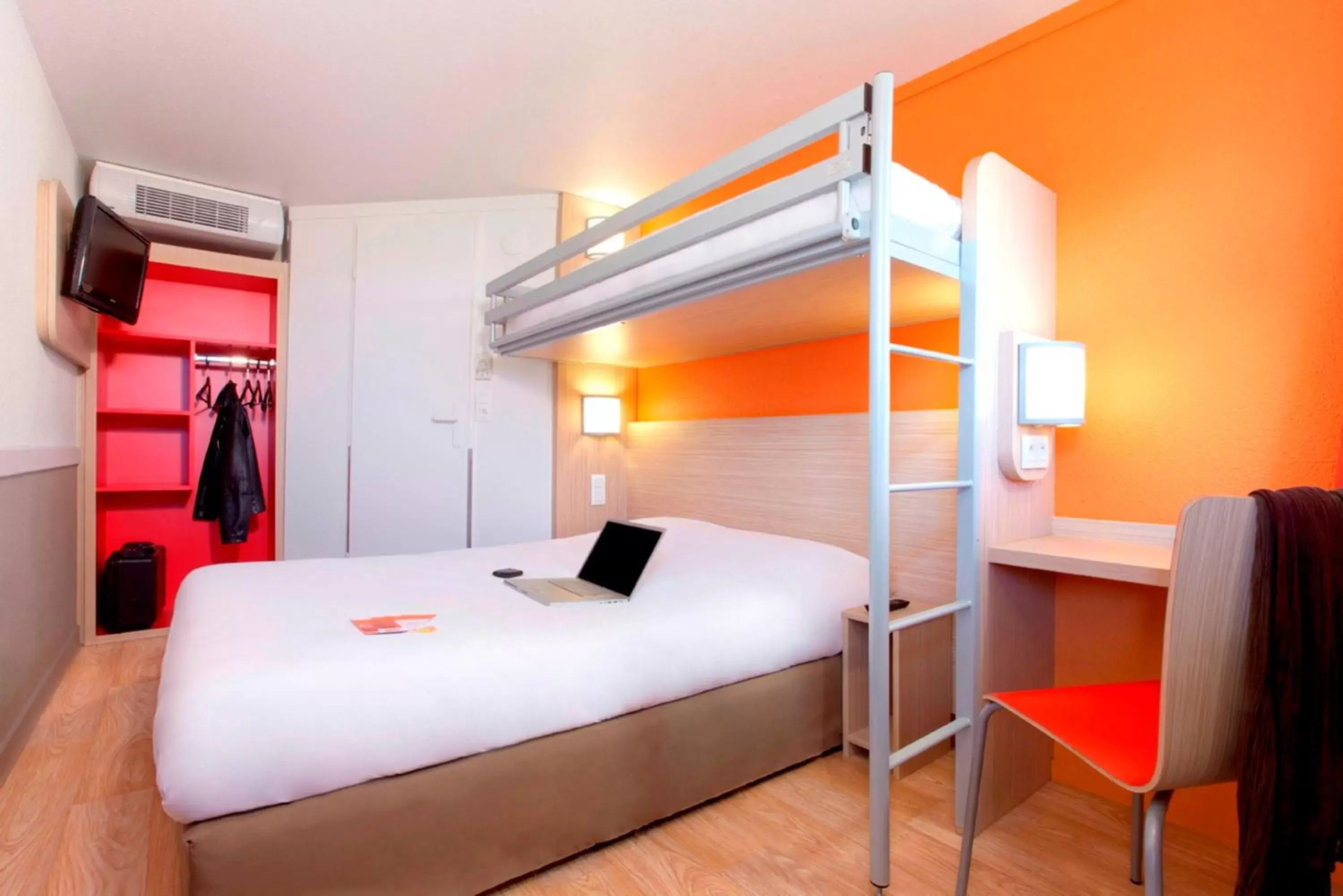 Triple Room (1 Double Bed + 1 Single Bed) in Premiere Classe Toulouse Sesquières Triple Room (1 Double Bed + 1 Single Bed) in Premiere Classe Toulouse Sesquières