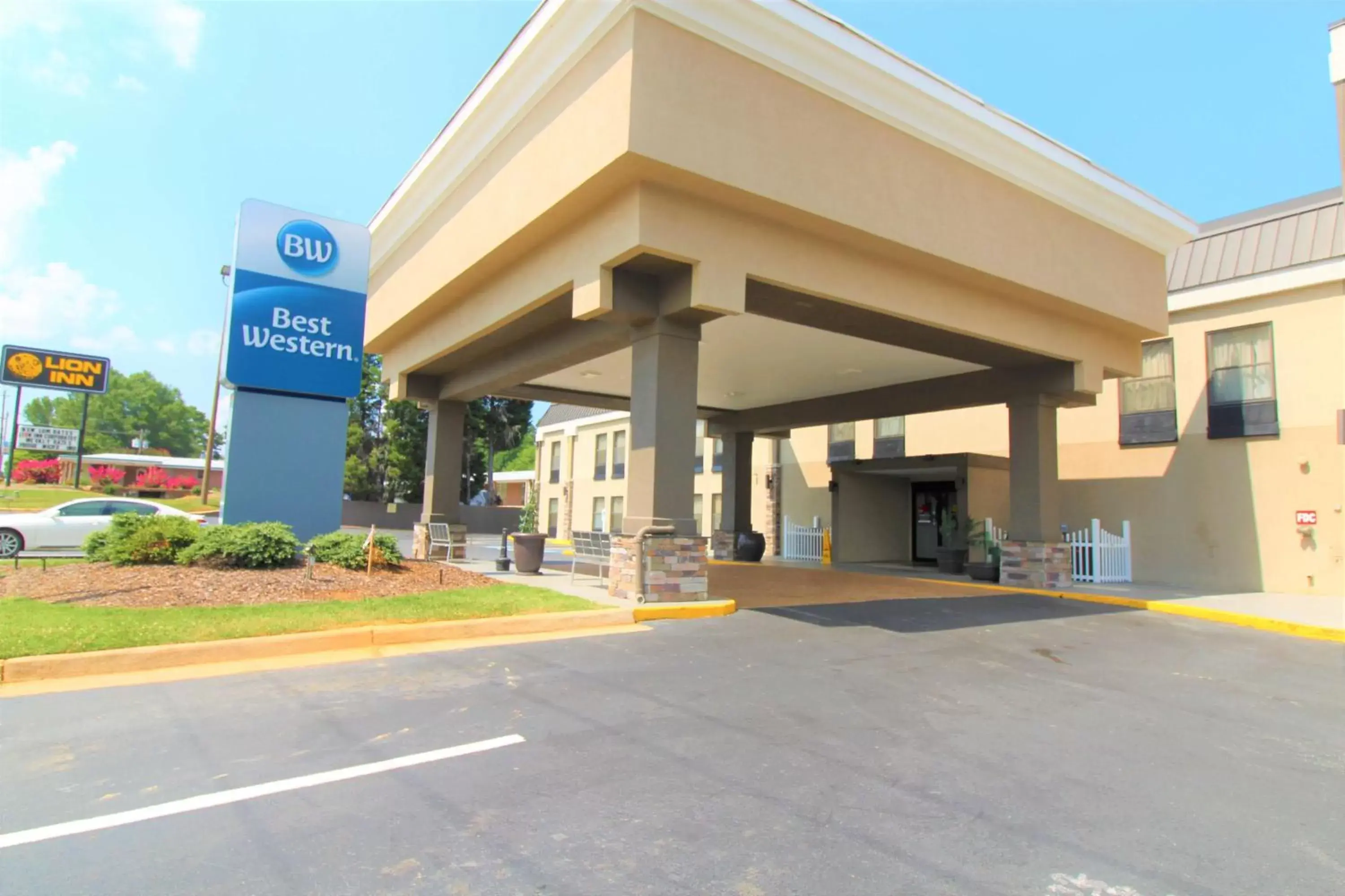 Property building, Property Logo/Sign in Best Western Albemarle Inn