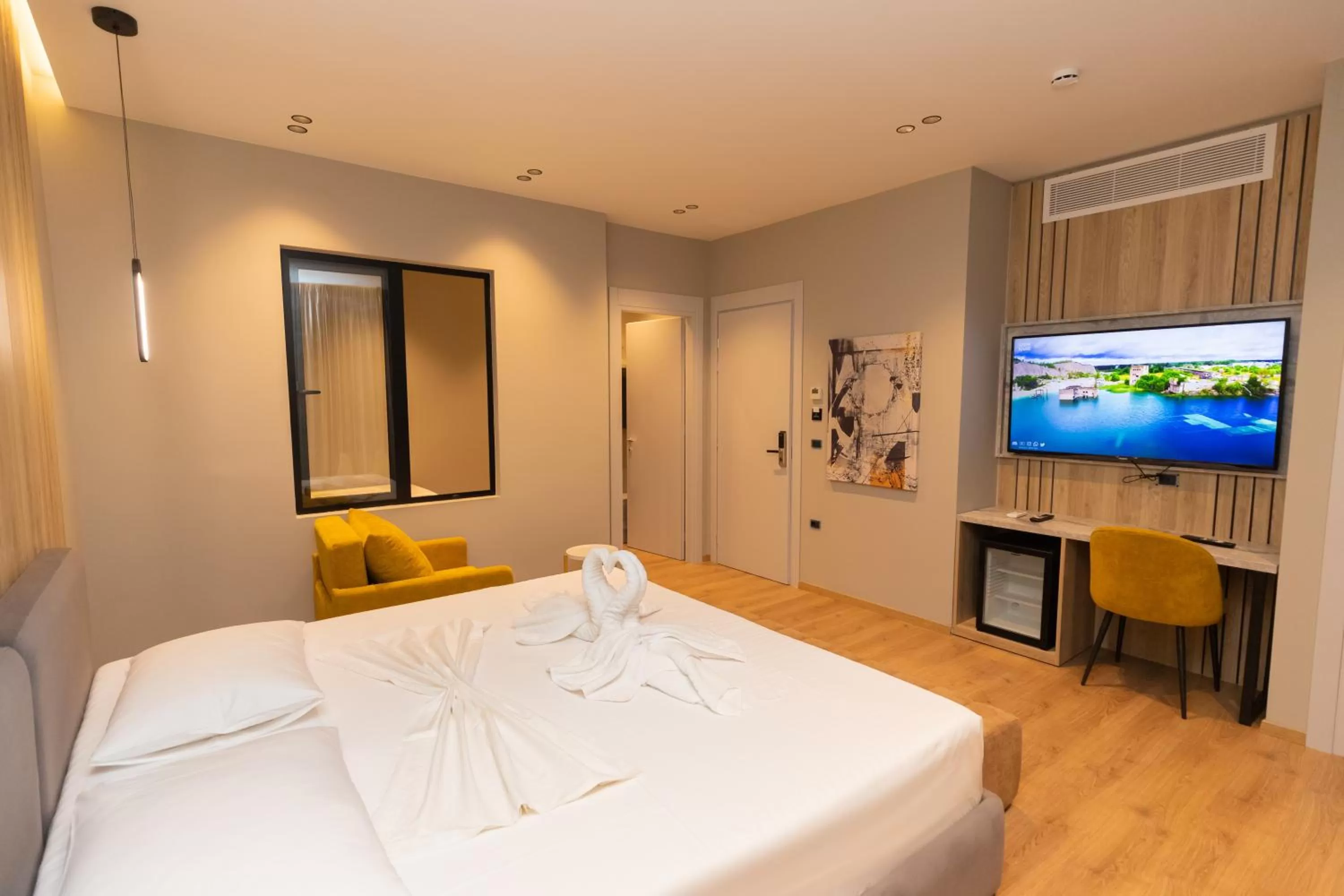 Communal lounge/ TV room, Bed in Esbjerg Hotel