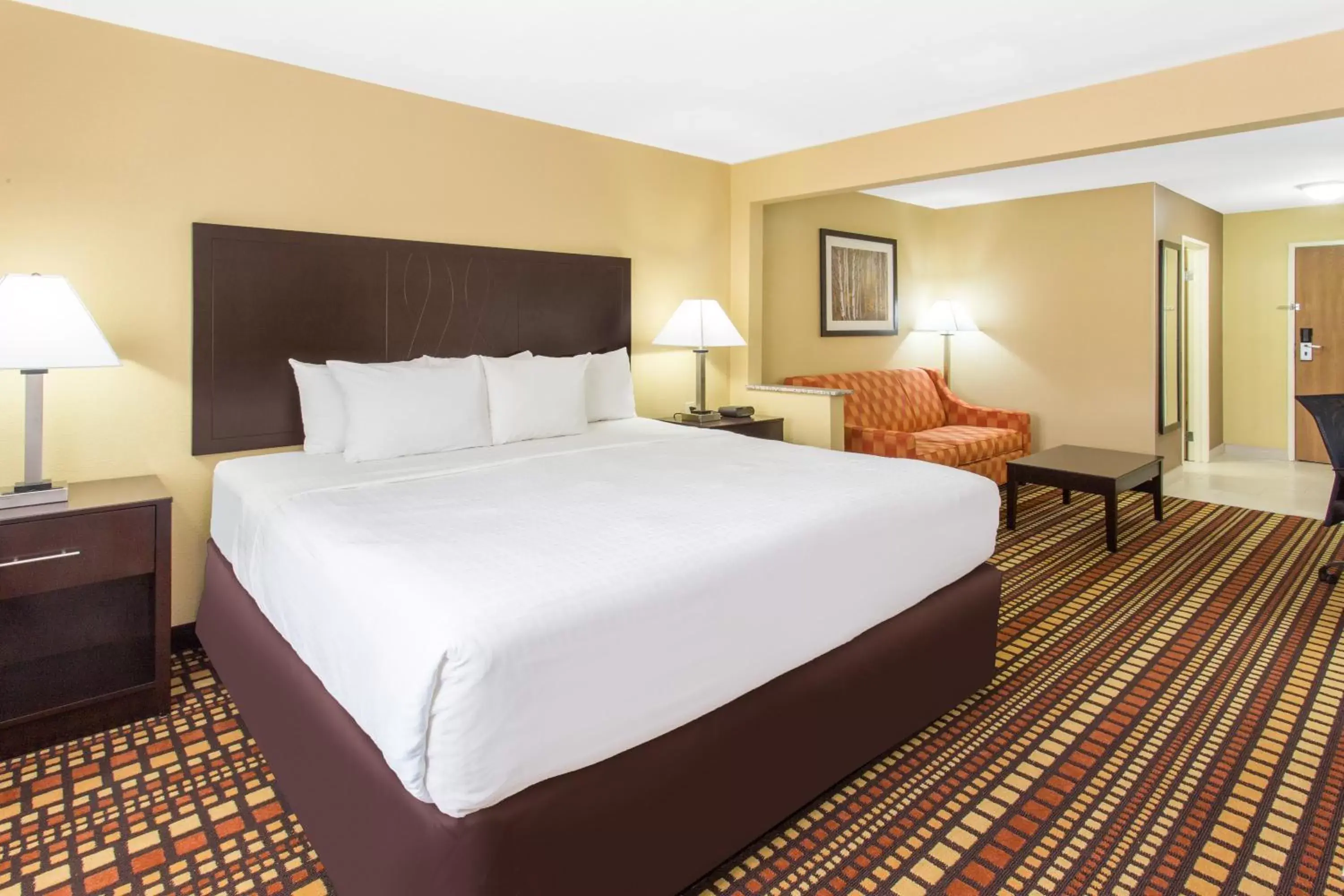 Bedroom, Bed in Days Inn & Suites by Wyndham Davenport East