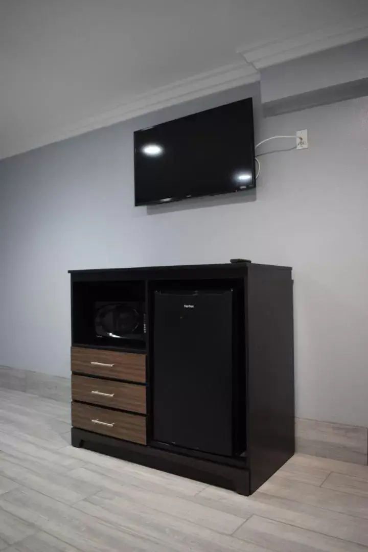 TV and multimedia, TV/Entertainment Center in Willow Tree Inn & Suites
