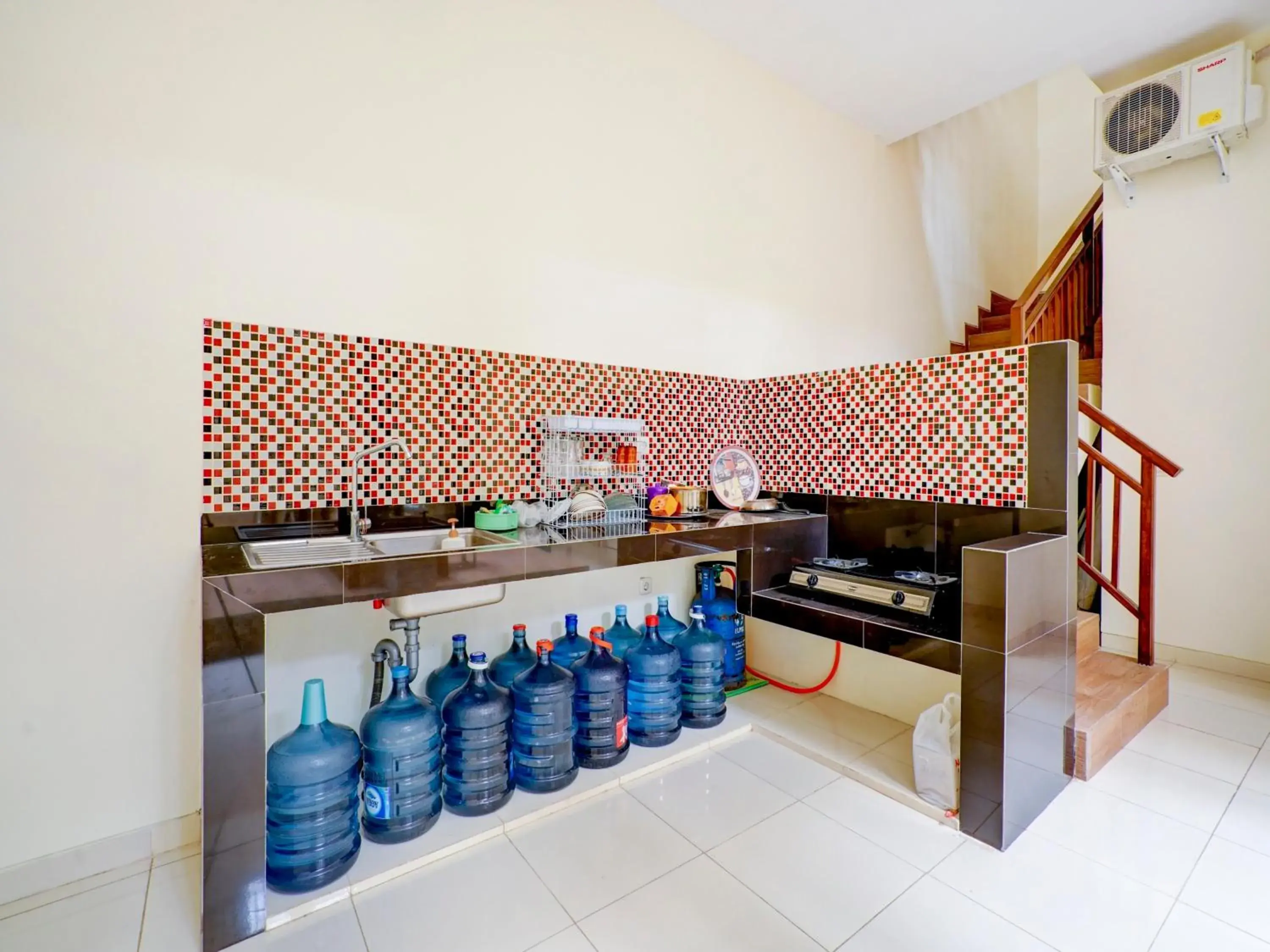 Communal kitchen in OYO 90173 Innapp Tenggilis Family Residence