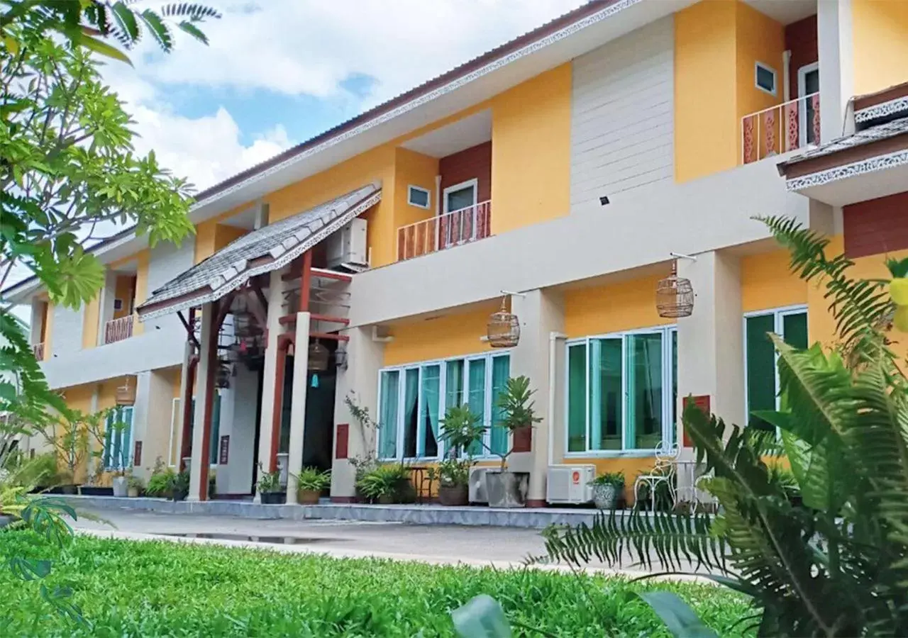 Property building in Nine Smiths Hotels Chiangmai Property building in Nine Smiths Hotels Chiangmai