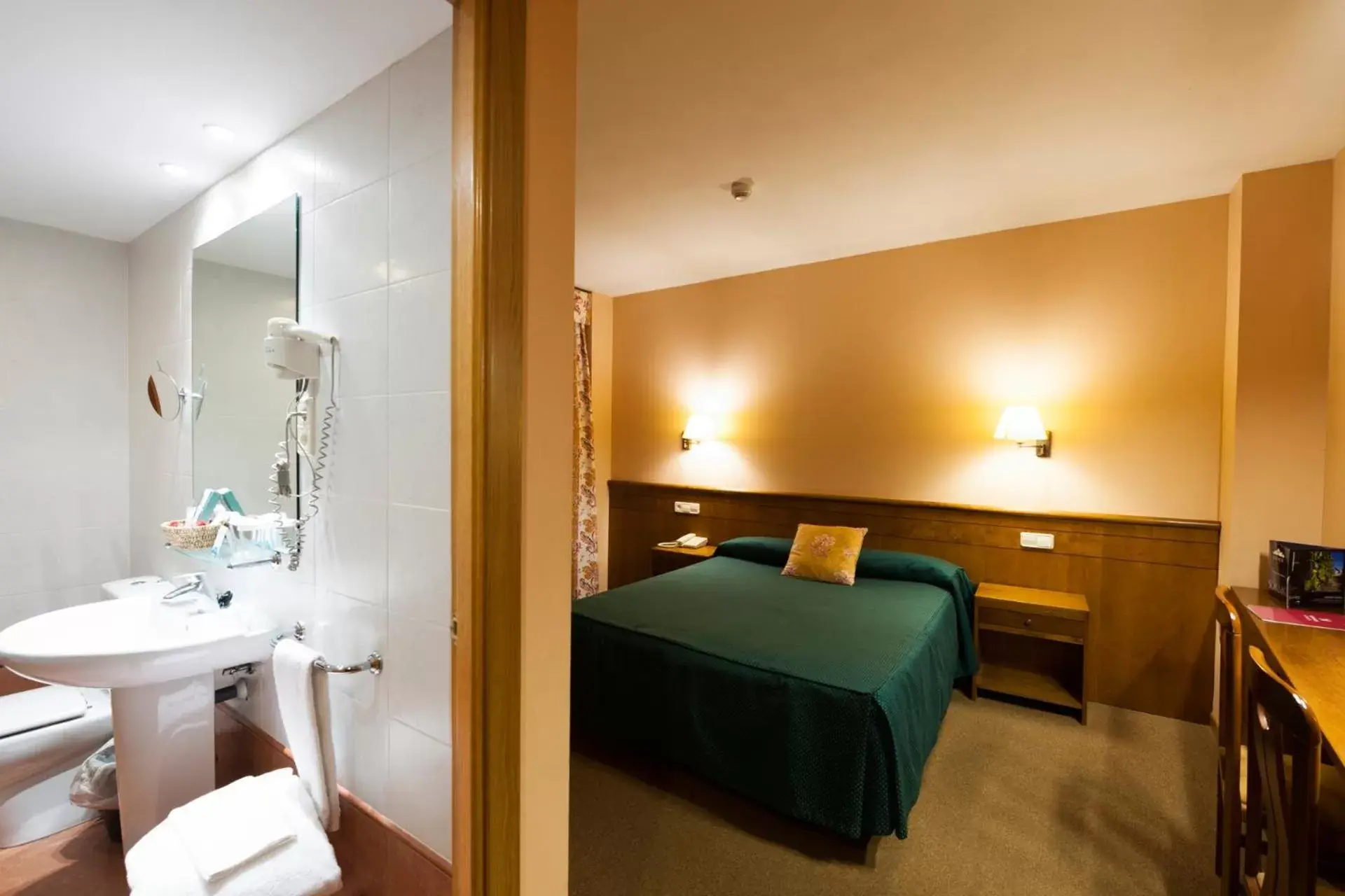 Bed, Bathroom in SOMMOS Hotel Benasque Spa