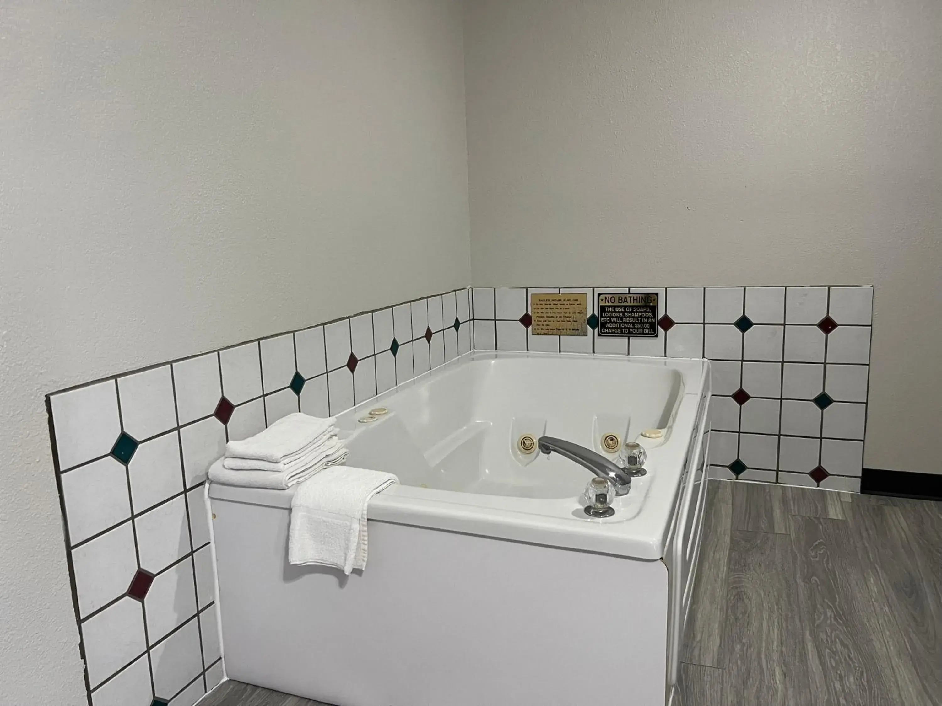 Hot Tub, Bathroom in Baymont by Wyndham Omaha SW