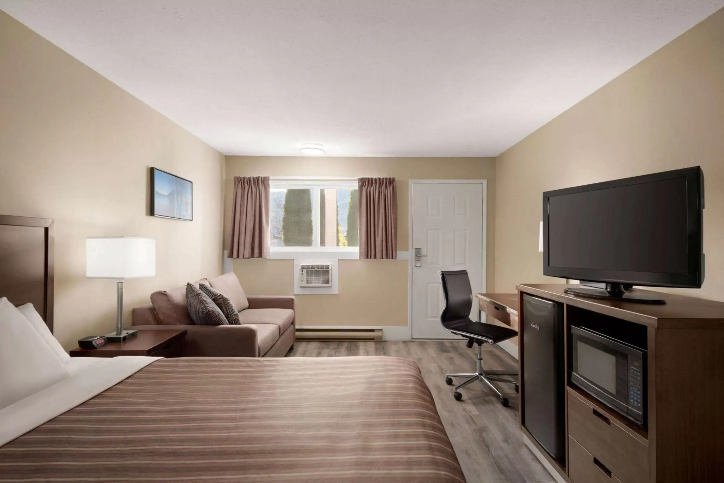 TV and multimedia, TV/Entertainment Center in Travelodge by Wyndham Salmon Arm BC