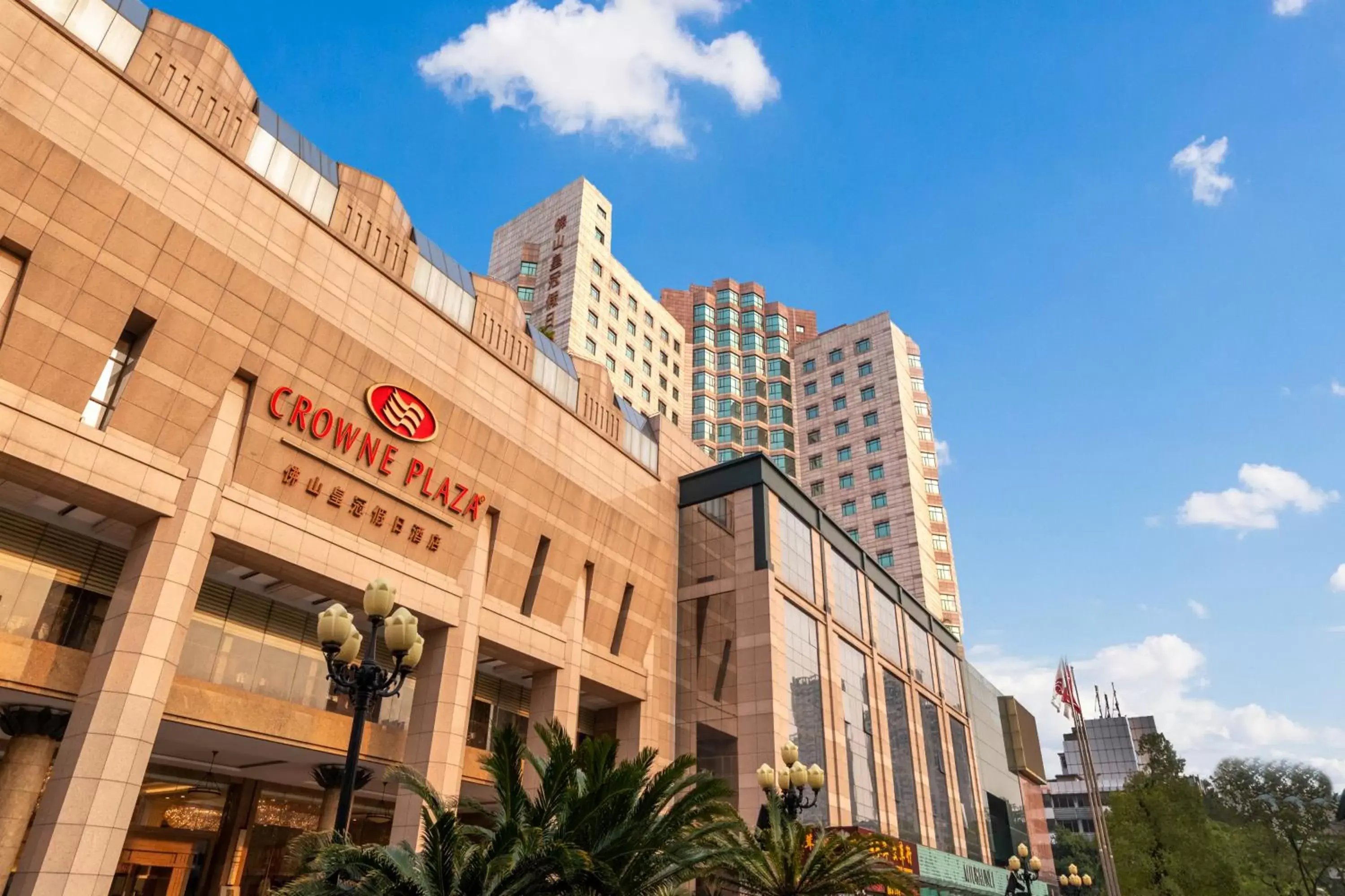 Property Building in Crowne Plaza Foshan, an IHG Hotel - Exclusive bus stations for HKSAR round-trips