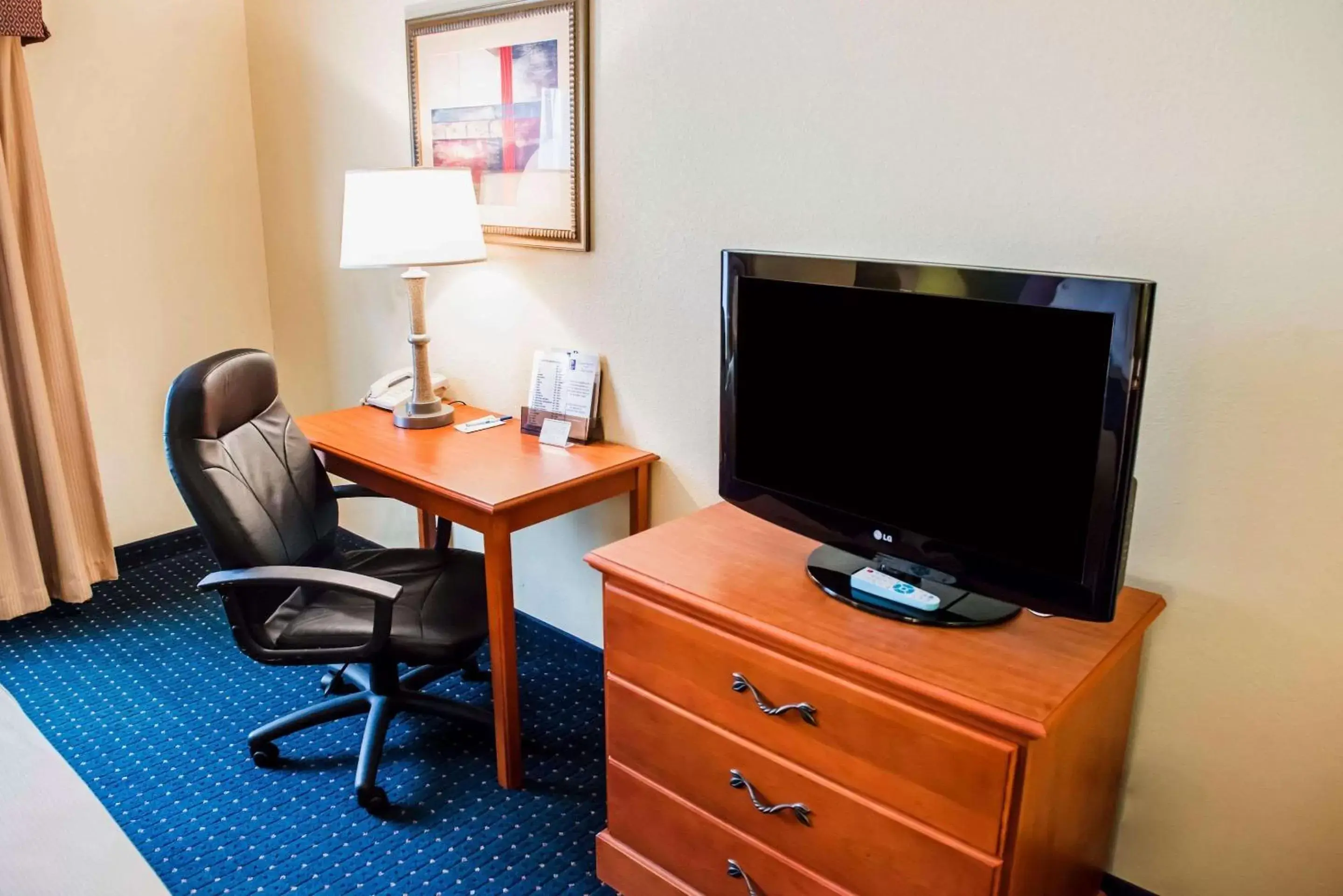 Photo of the whole room, TV/Entertainment Center in Comfort Inn & Suites Chipley I-10