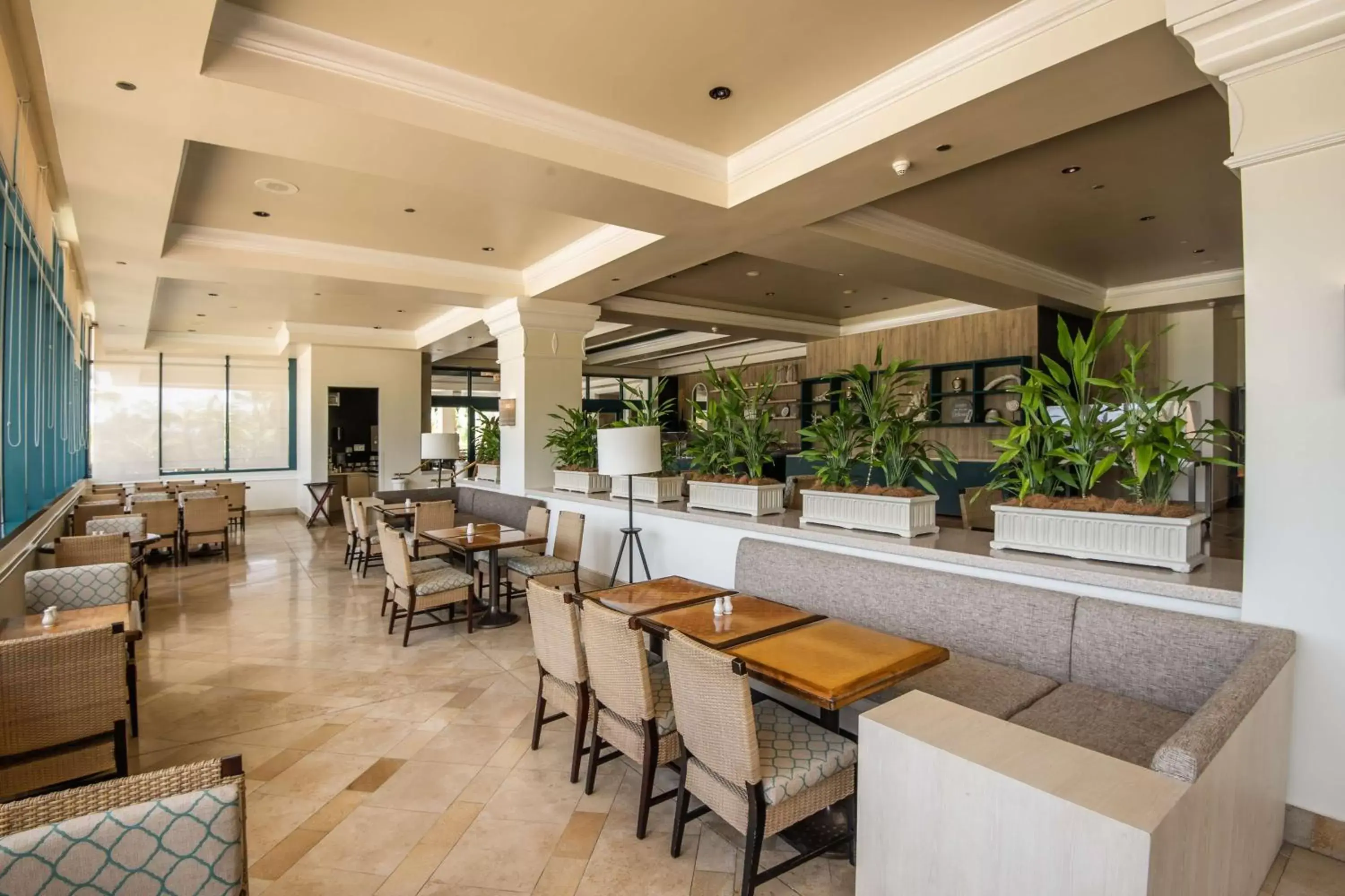 Breakfast, Lounge/Bar in Hilton Barbados Resort