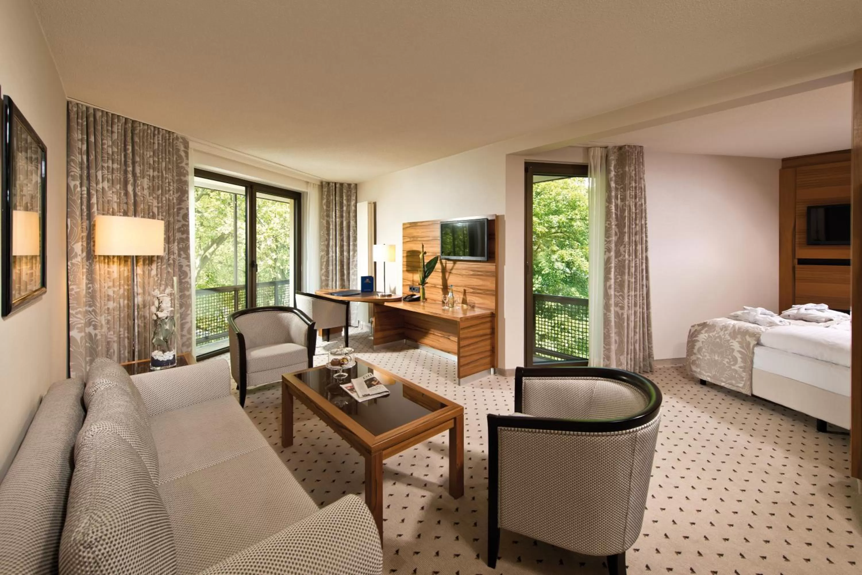 Living room, Bed in Maritim Hotel Bad Homburg