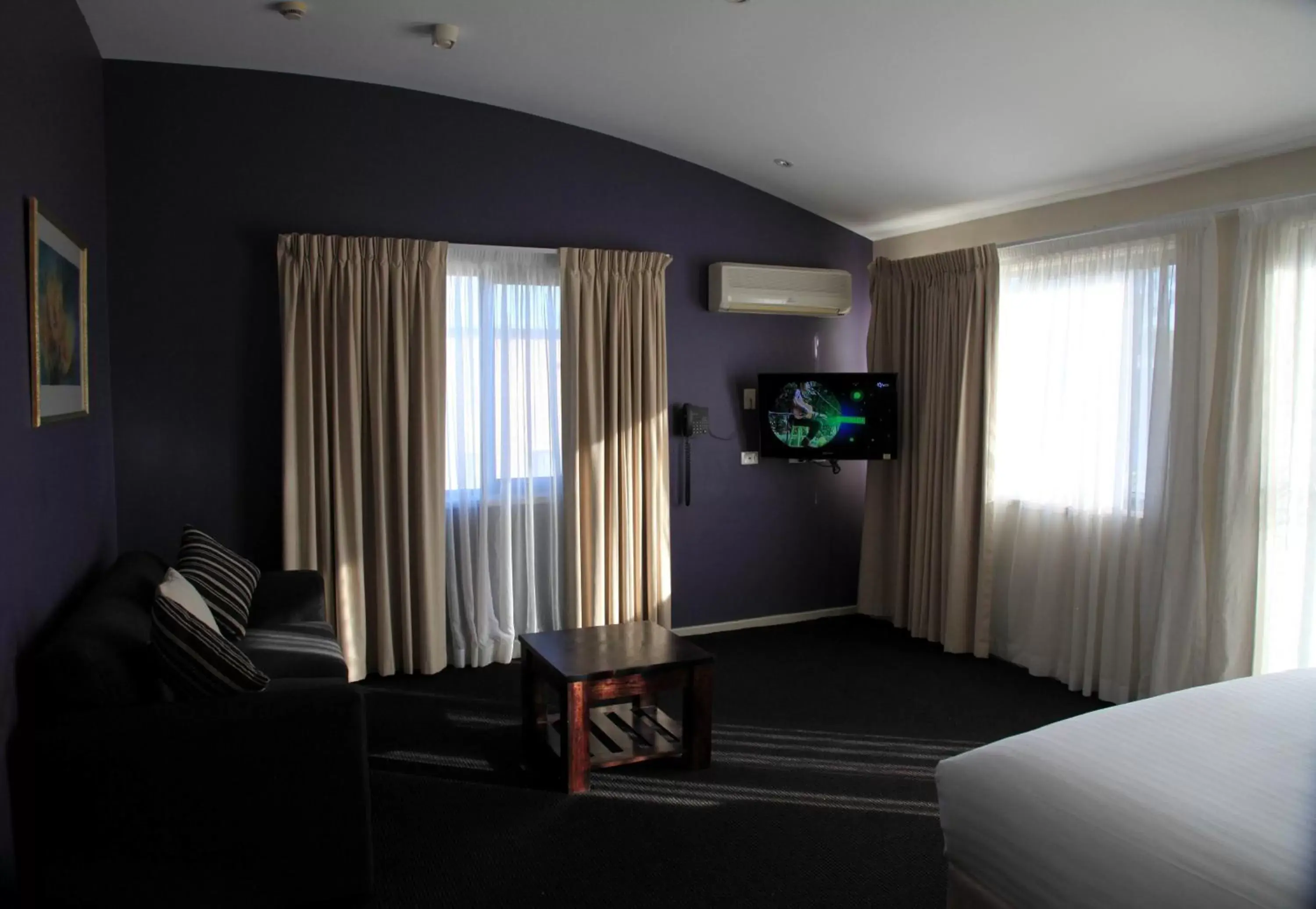 Living room, TV/Entertainment Center in Travellers Motor Village