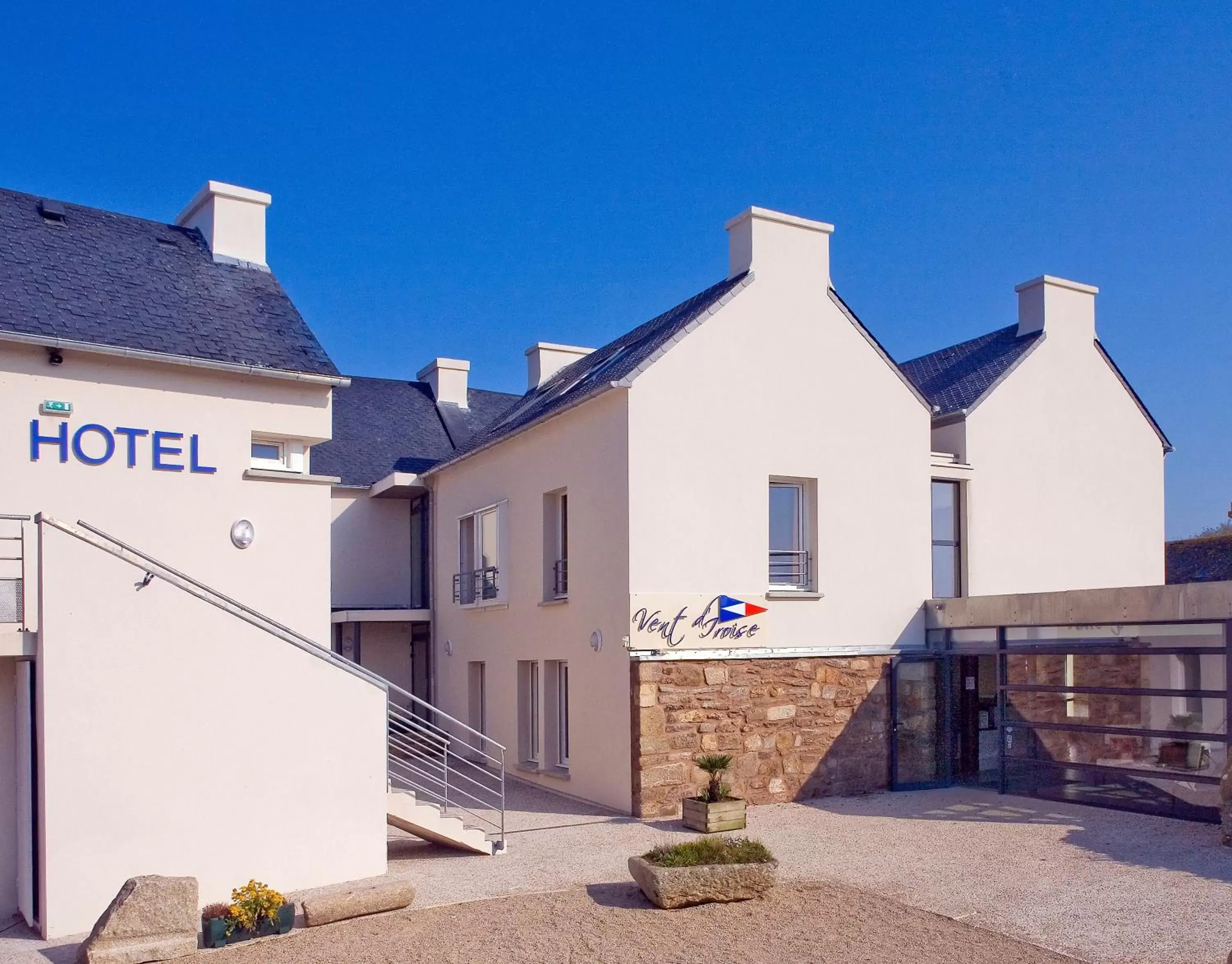 Facade/entrance, Property Building in Logis Hôtel Vent d'Iroise