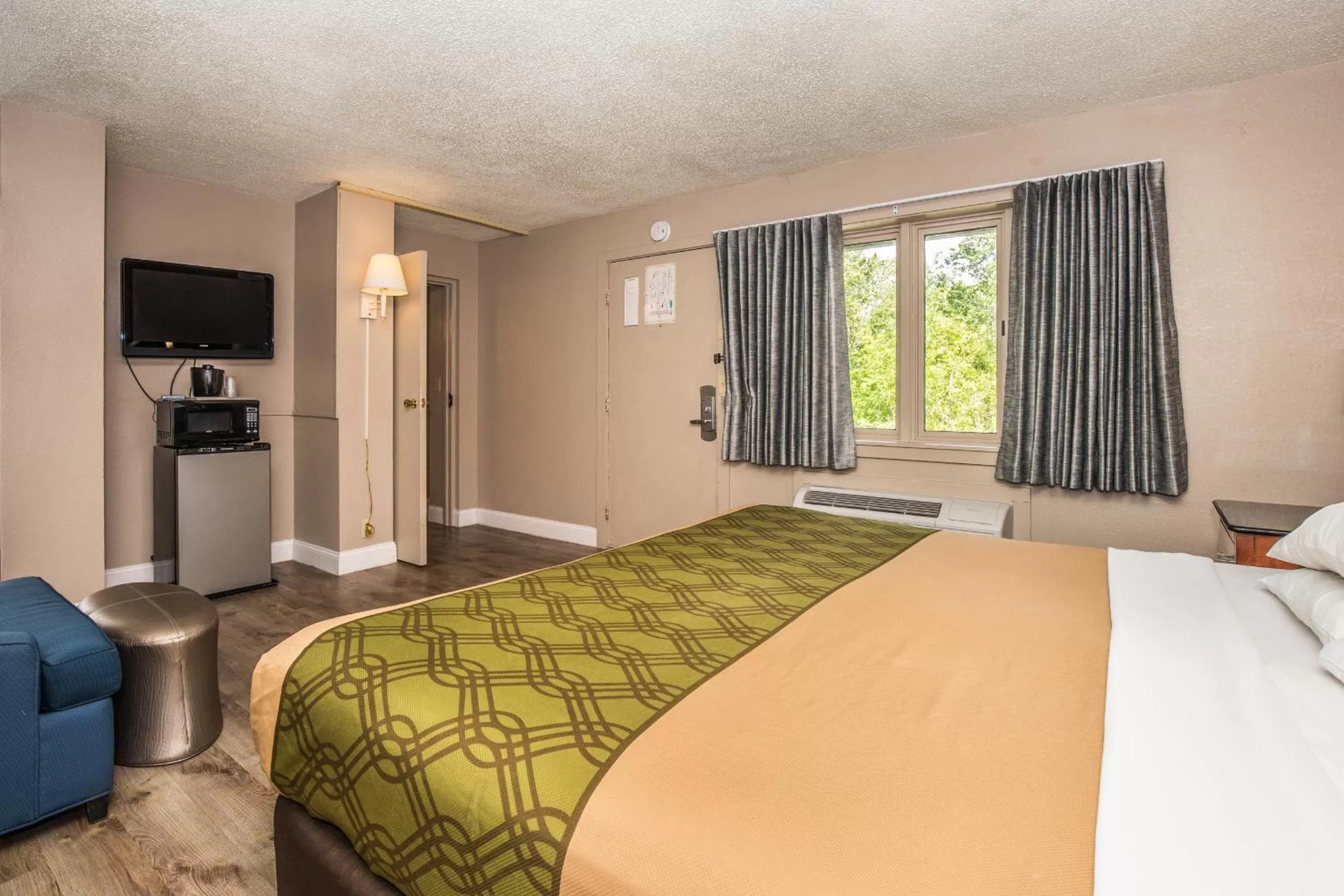 Photo of the whole room, Bed in Chalet Inn