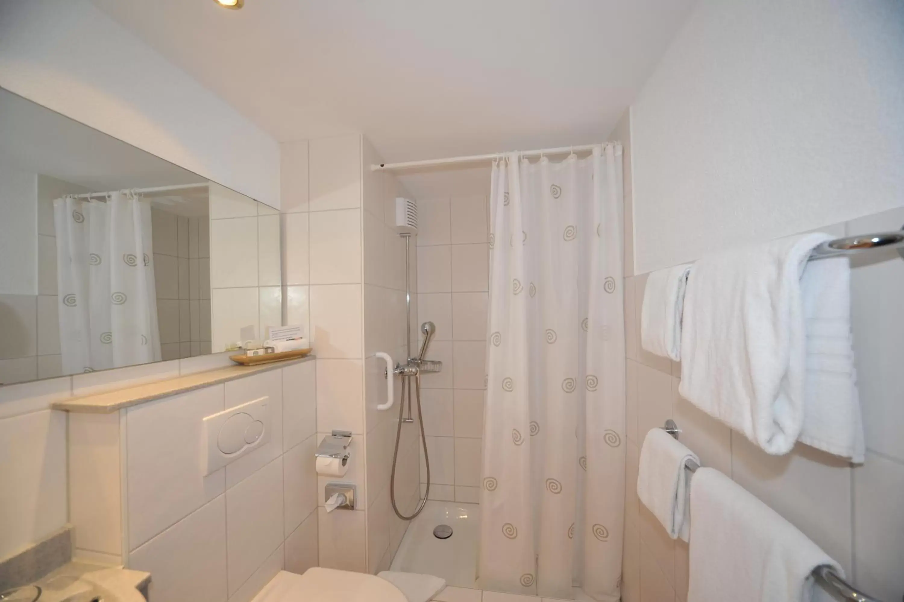 Shower, Bathroom in Hotel Promenade