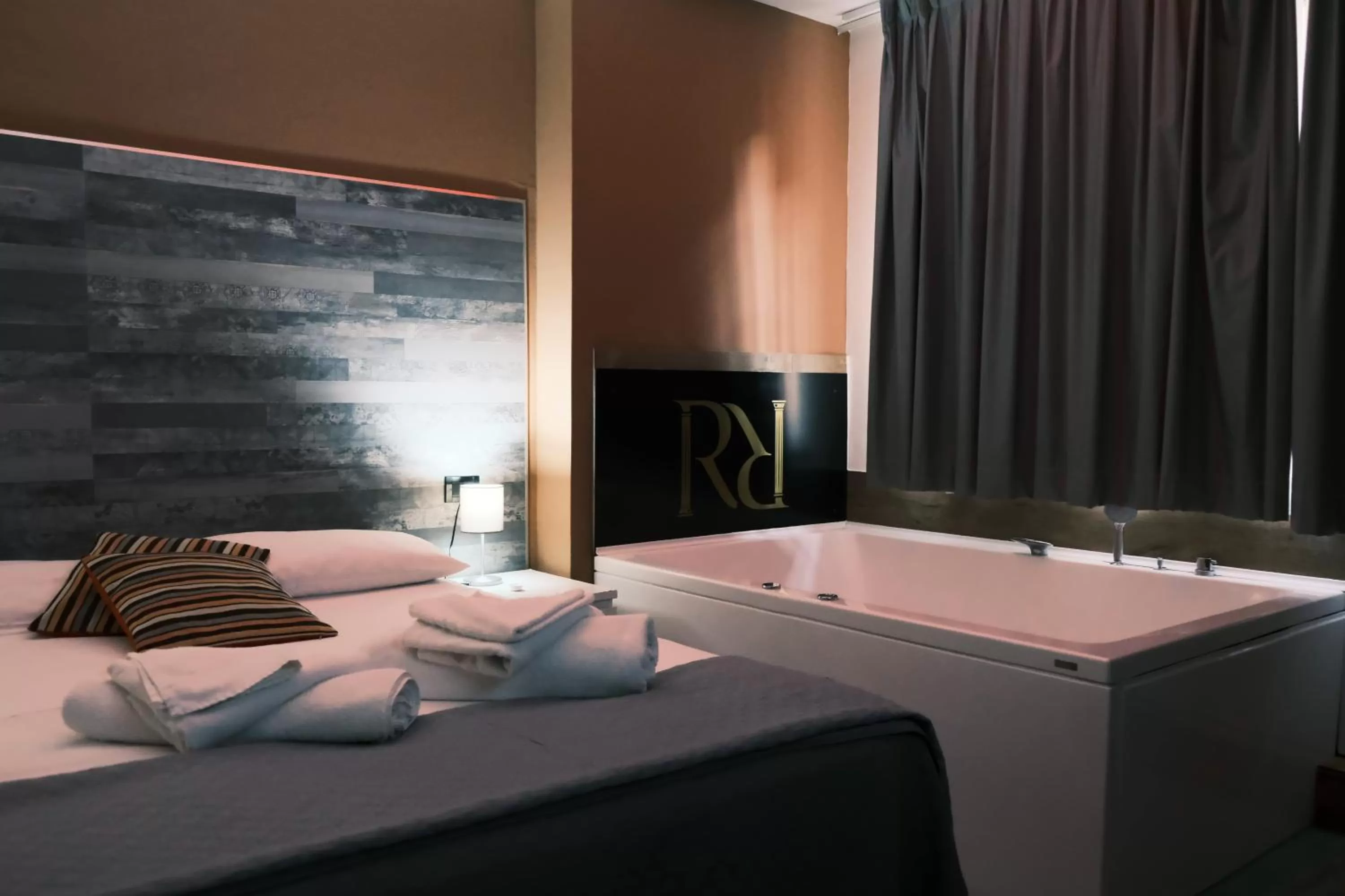 Bed in Royalty Rooms & Spa