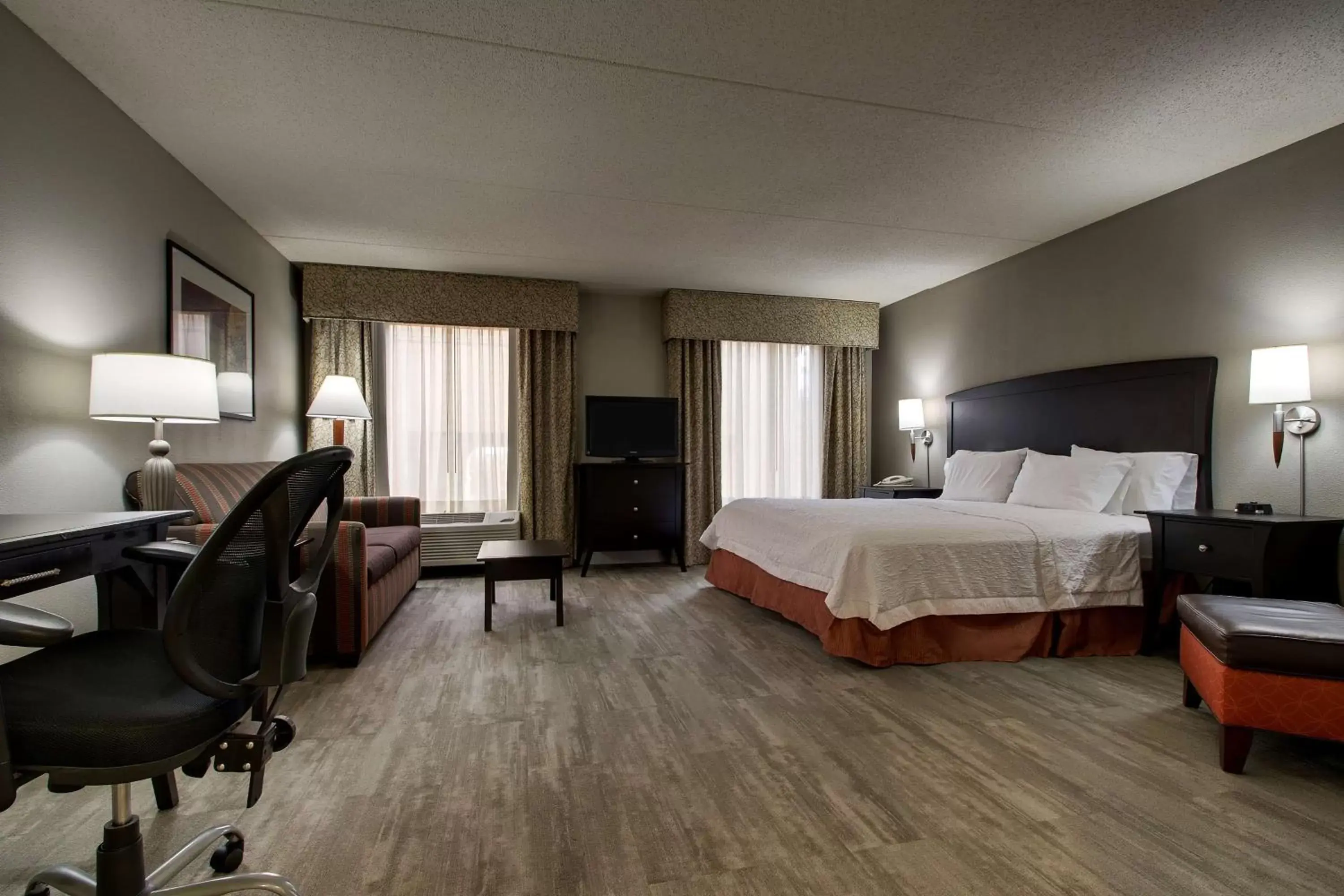 Bedroom in Hampton Inn & Suites Spartanburg-I-26-Westgate Mall