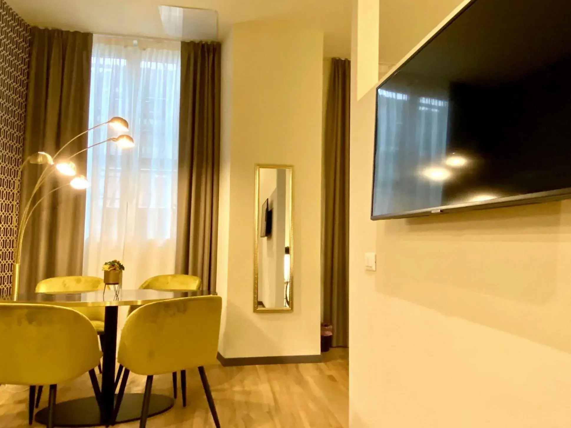 TV and multimedia, TV/Entertainment Center in INTO the heart of MILAN Aparthotel