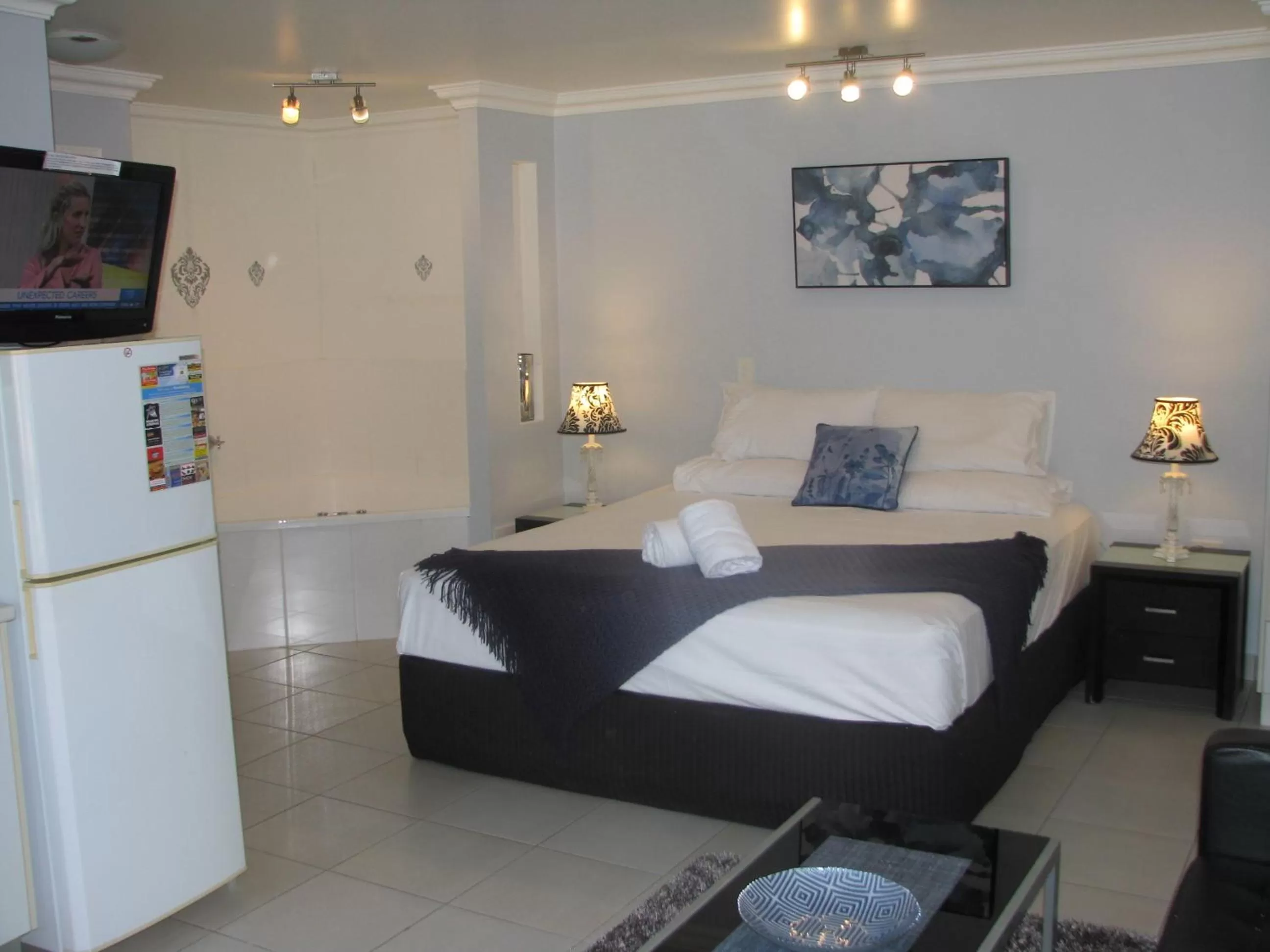 Photo of the whole room, Bed in Charm City Motel