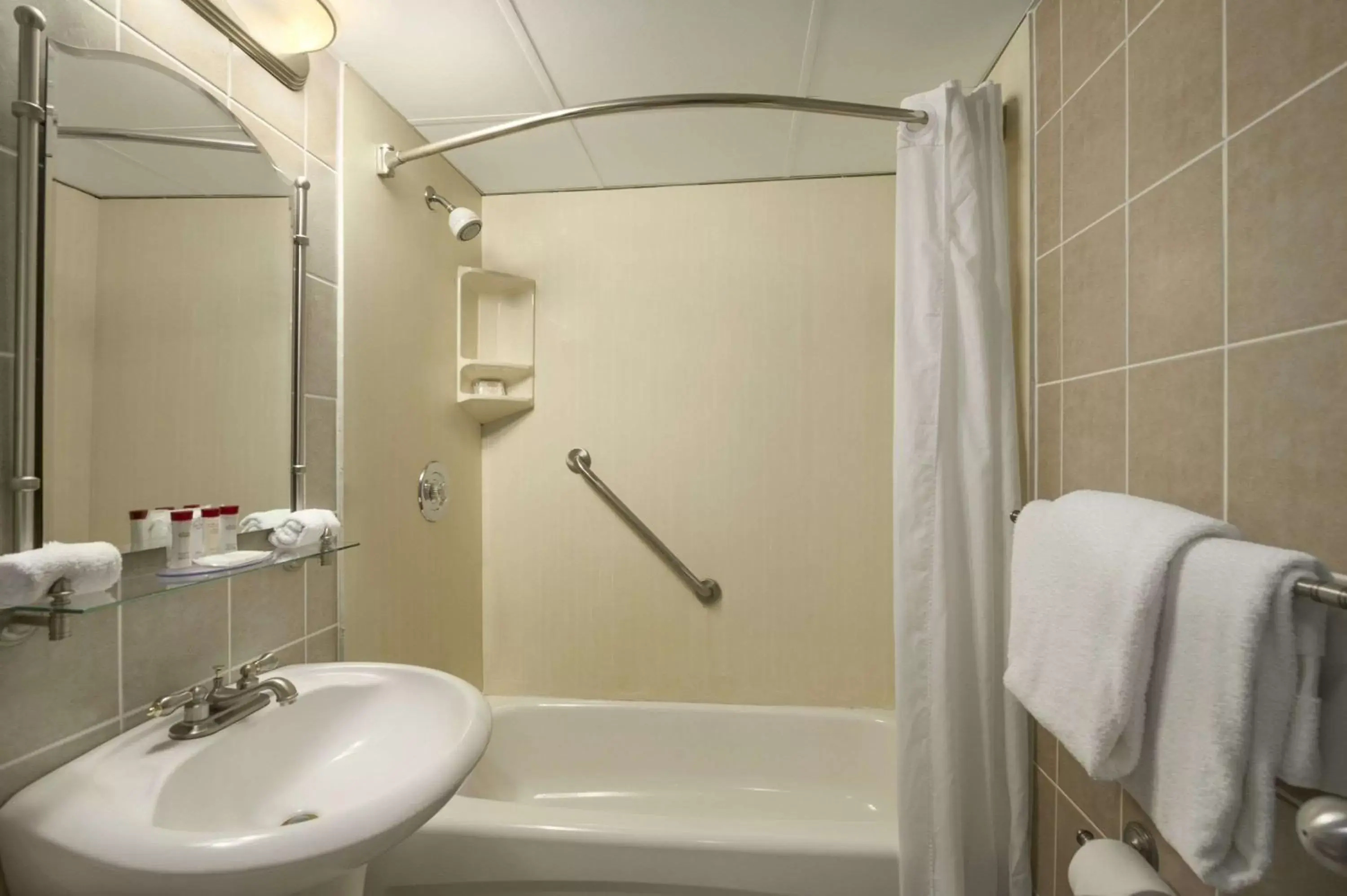 Bathroom in Ramada by Wyndham Jordan/Beacon Harbourside Resort