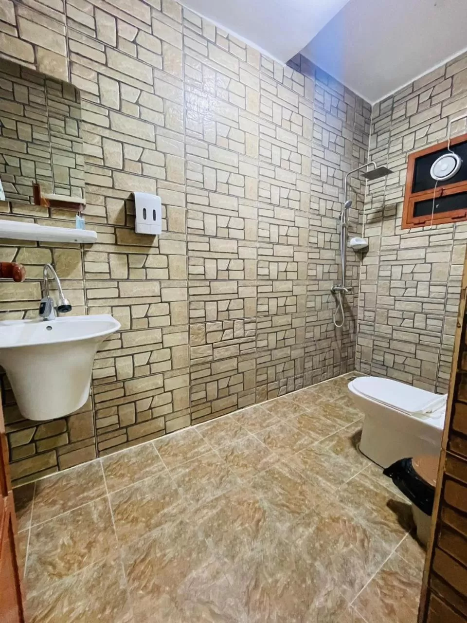 Budget Triple Room in Bustan inn by Alley Escape