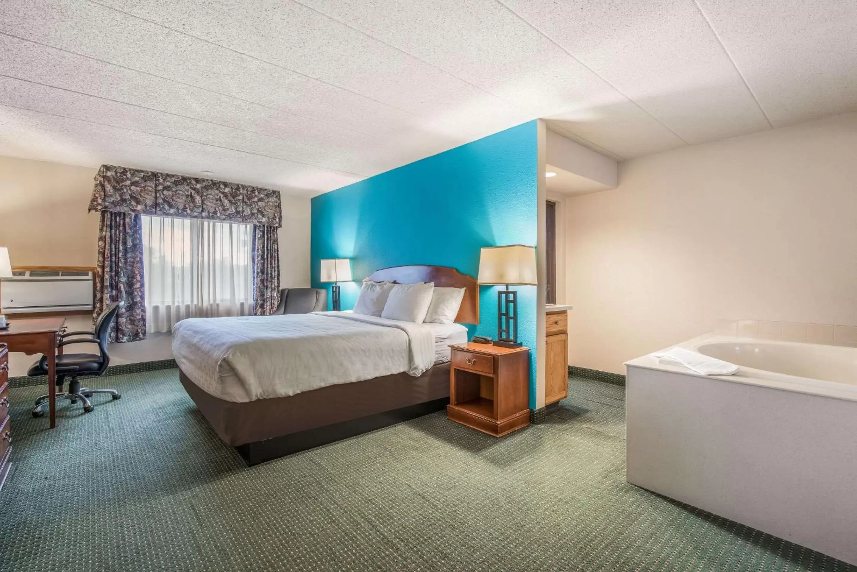 Photo of the whole room, Room Photo in Clarion Hotel and Convention Center Baraboo