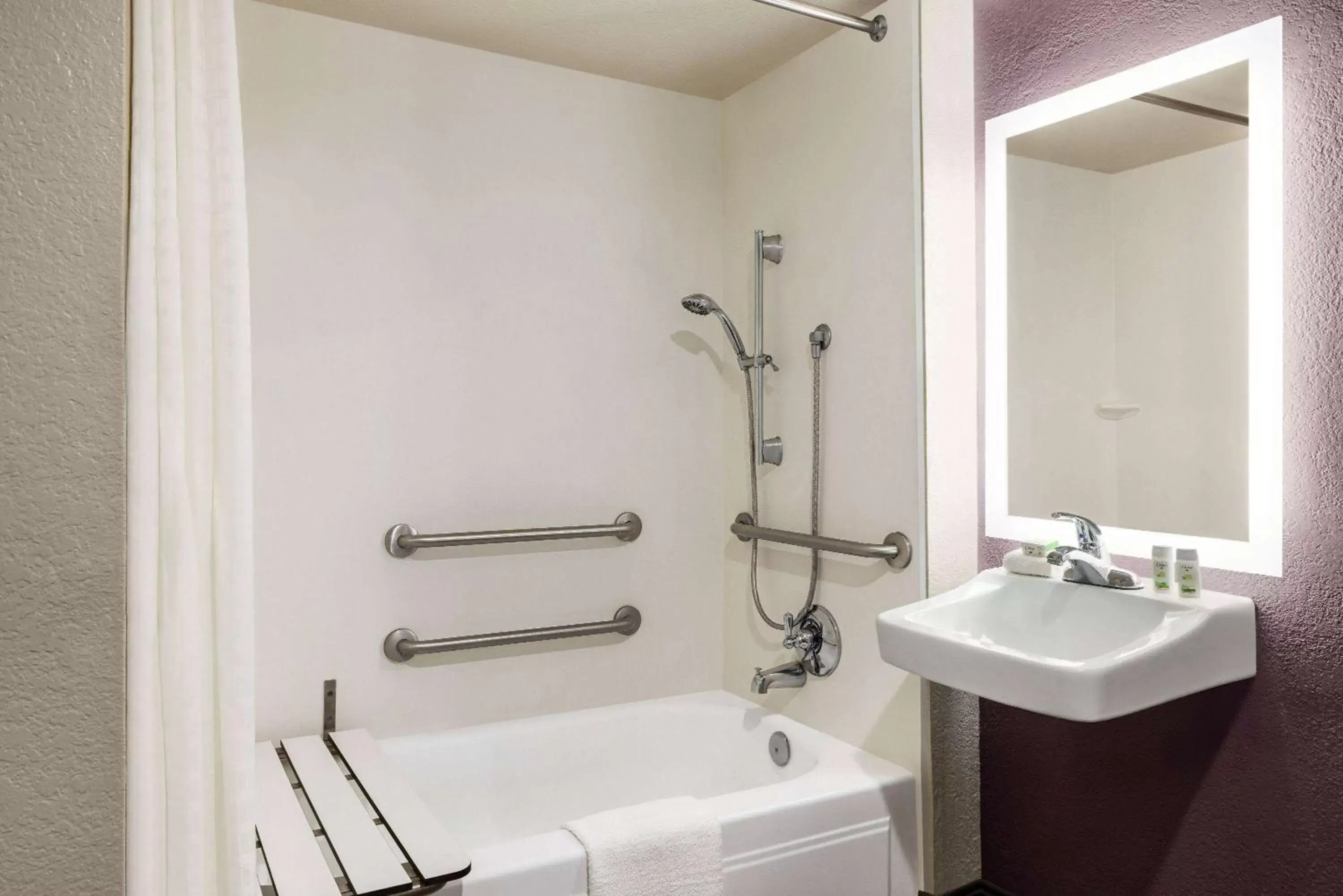 Shower, Bathroom in La Quinta Inn by Wyndham San Antonio Lackland