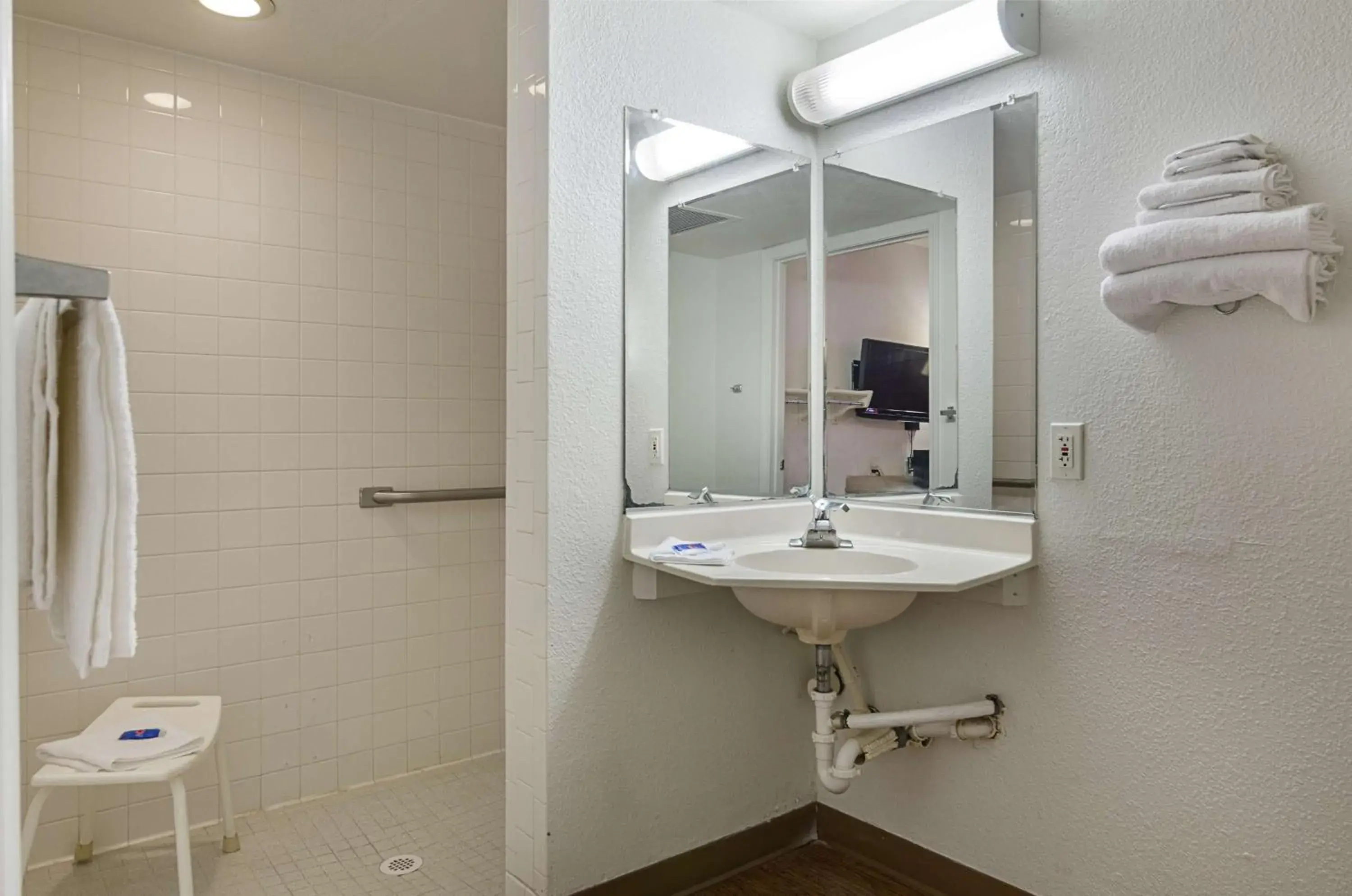 Bathroom in Motel 6-Topeka, KS - Northwest