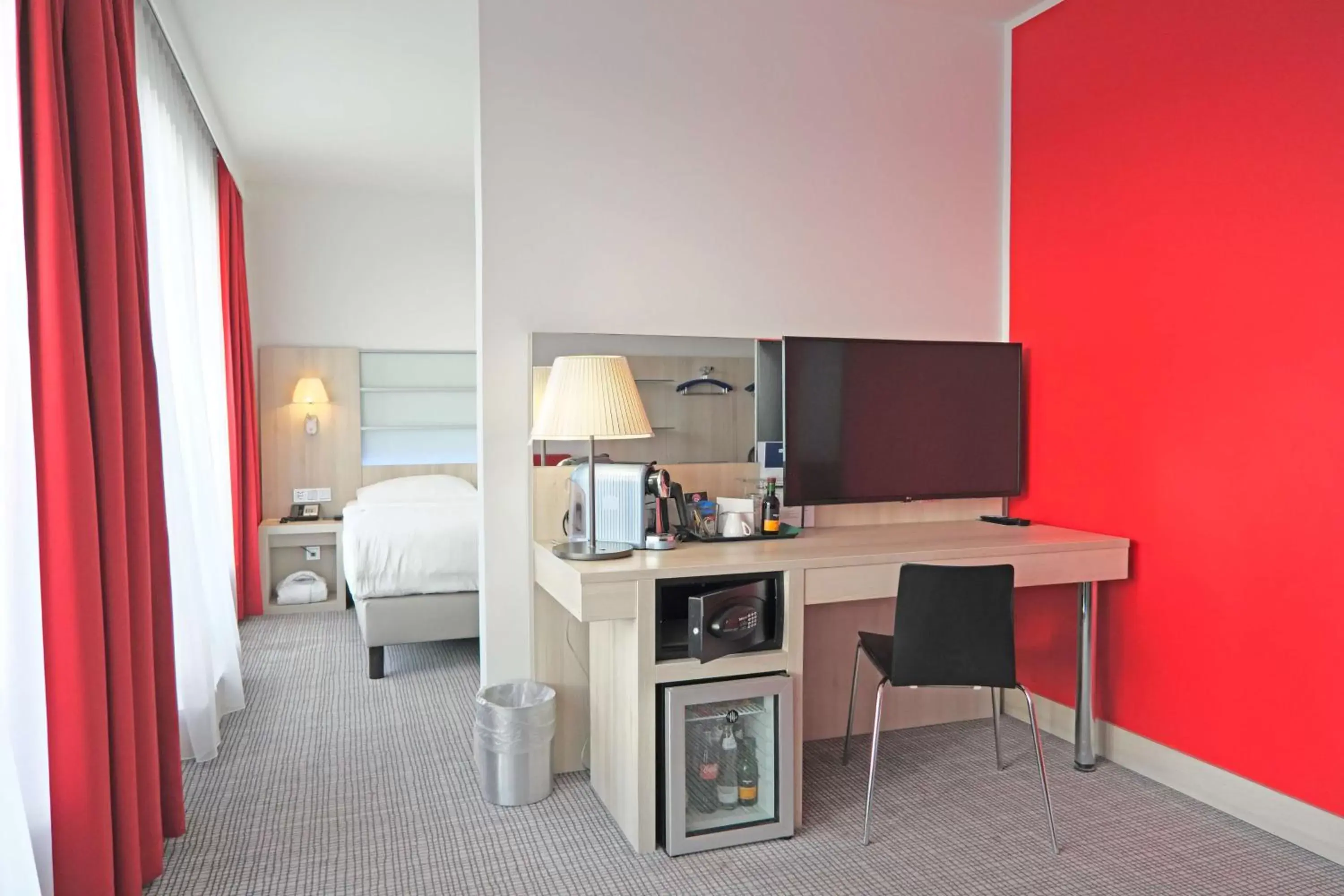Photo of the whole room, Kitchen/Kitchenette in Park Inn by Radisson Linz