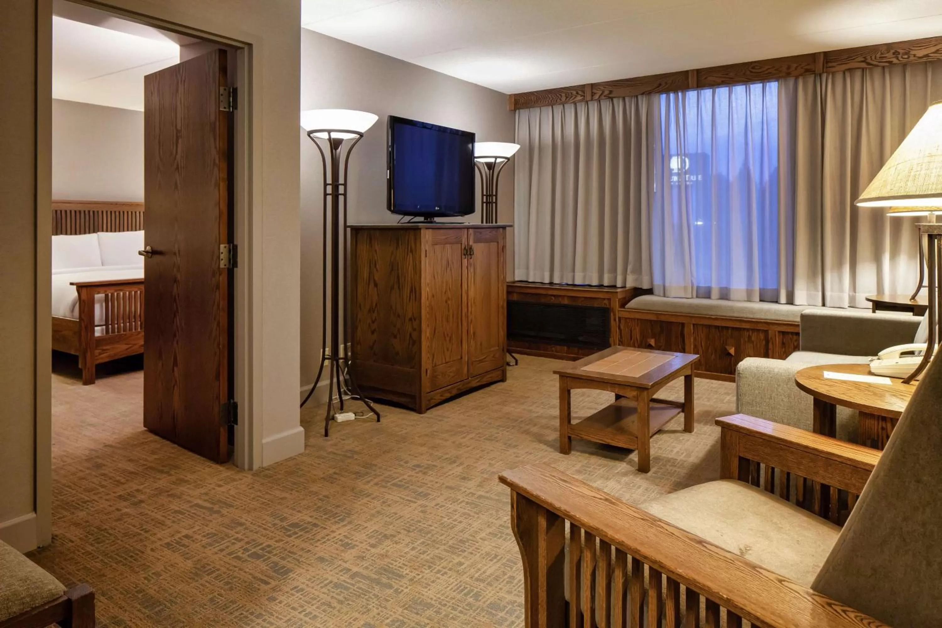 Living room, Bed in DoubleTree by Hilton Libertyville-Mundelein