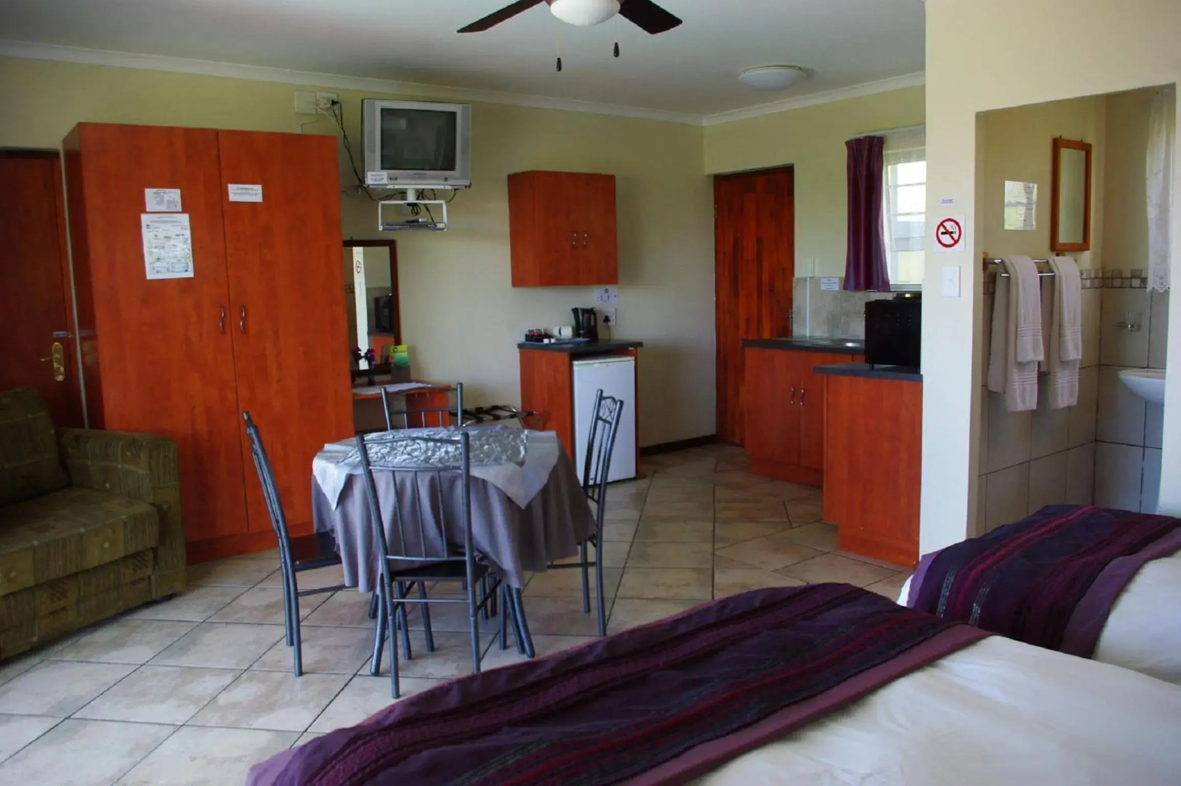 Kitchen or kitchenette, Dining Area in Aqua Marine Guest House