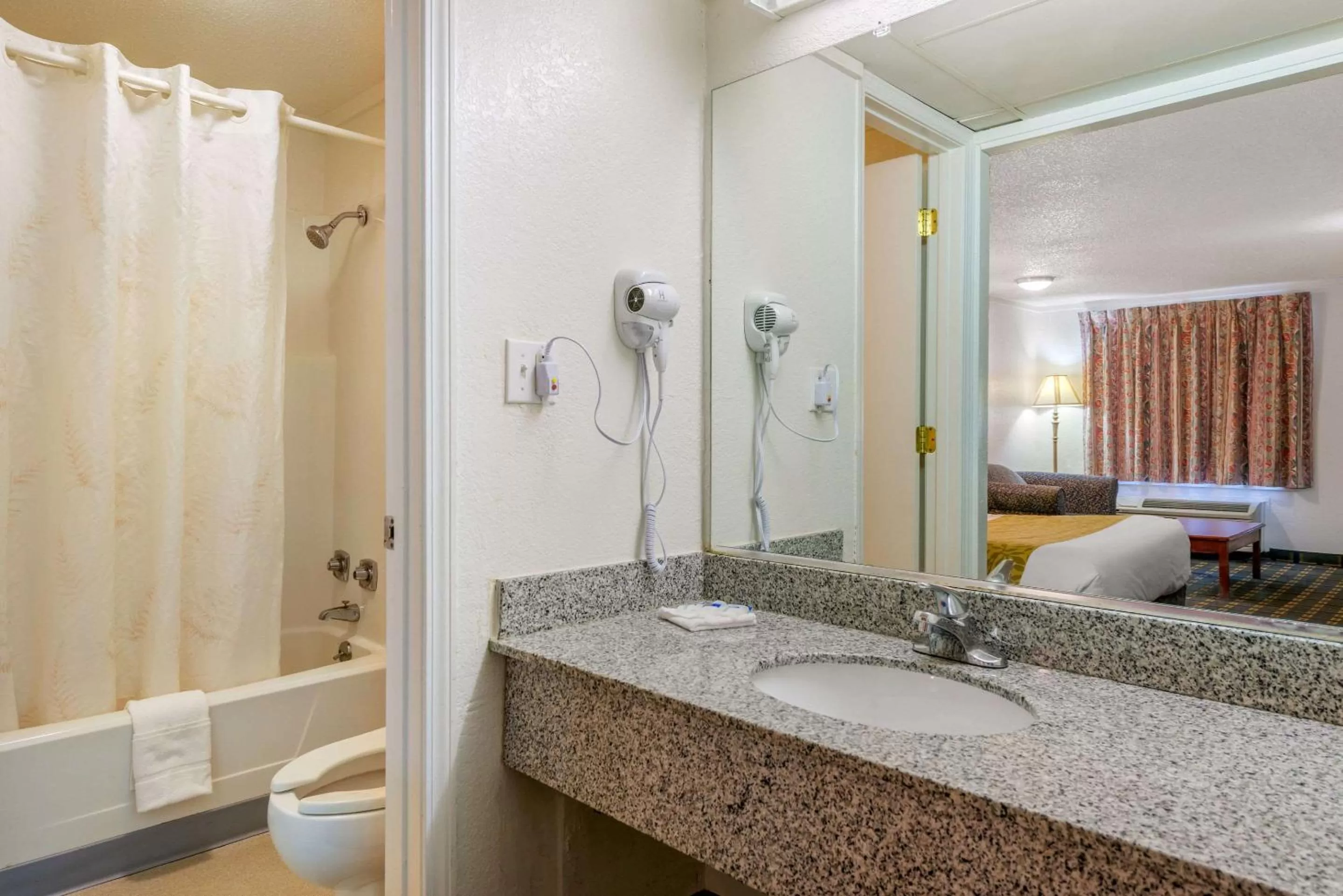 Bedroom, Bathroom in Rodeway Inn Hilliard/Columbus