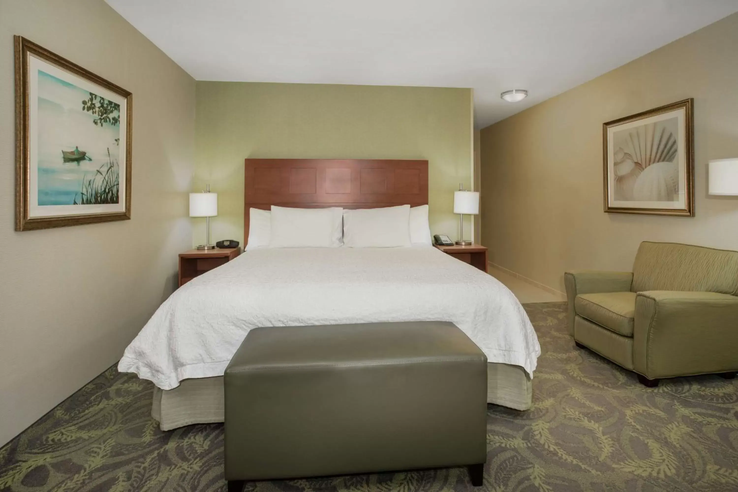Living room, Bed in Hampton Inn & Suites Astoria