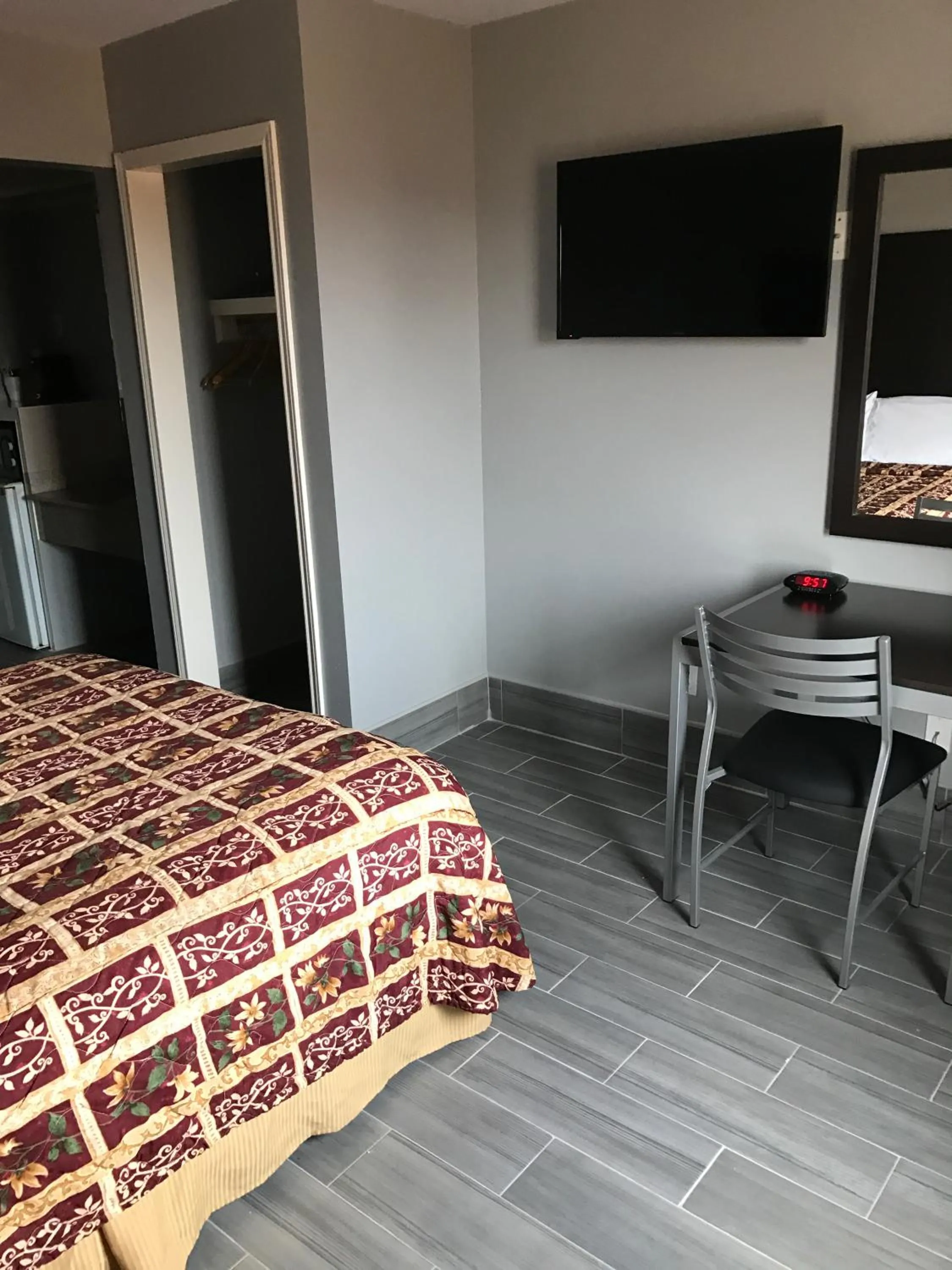 TV and multimedia, Bed in Express Inn Weslaco/Mercedes