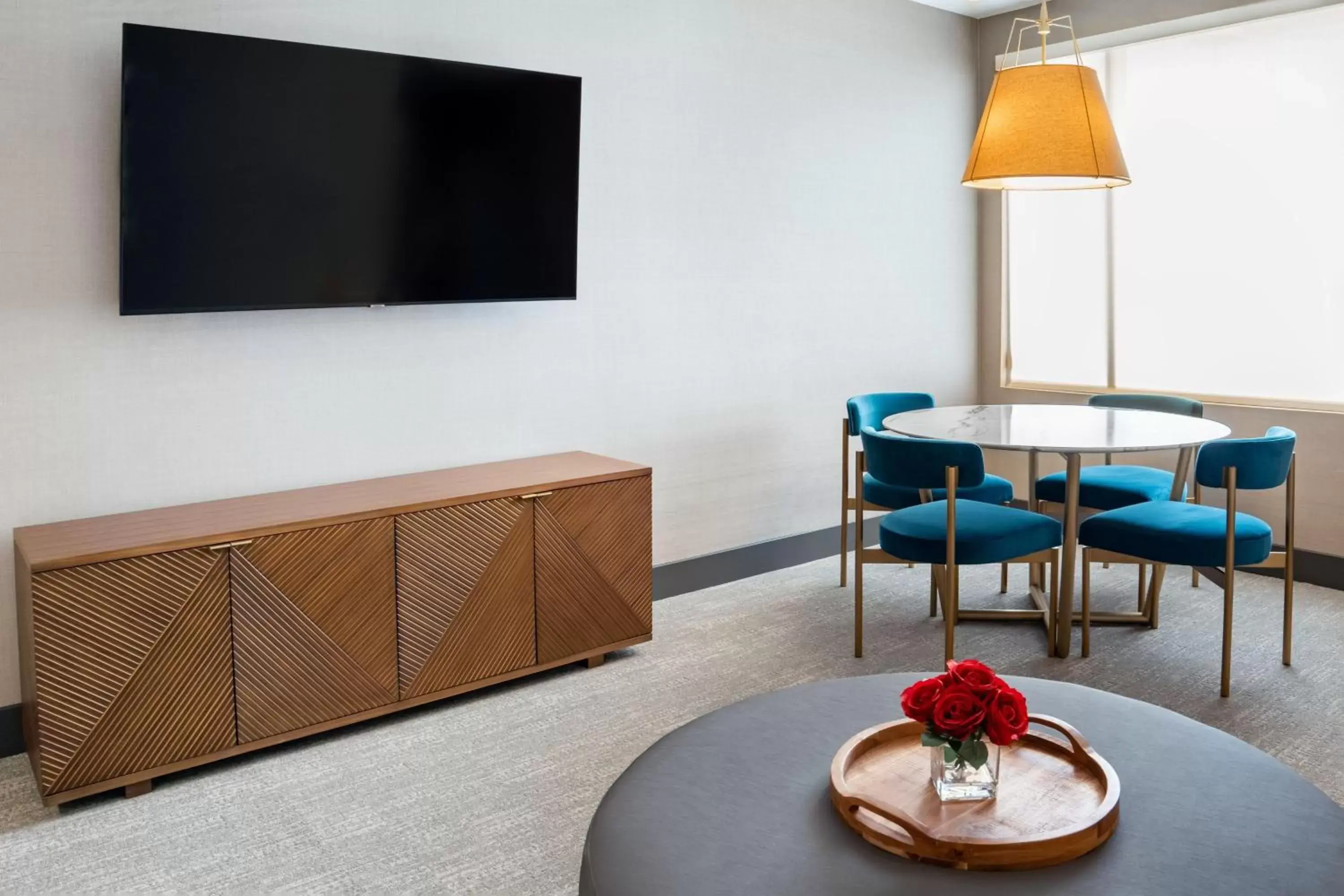 Bedroom, TV/Entertainment Center in SpringHill Suites by Marriott Chicago Chinatown