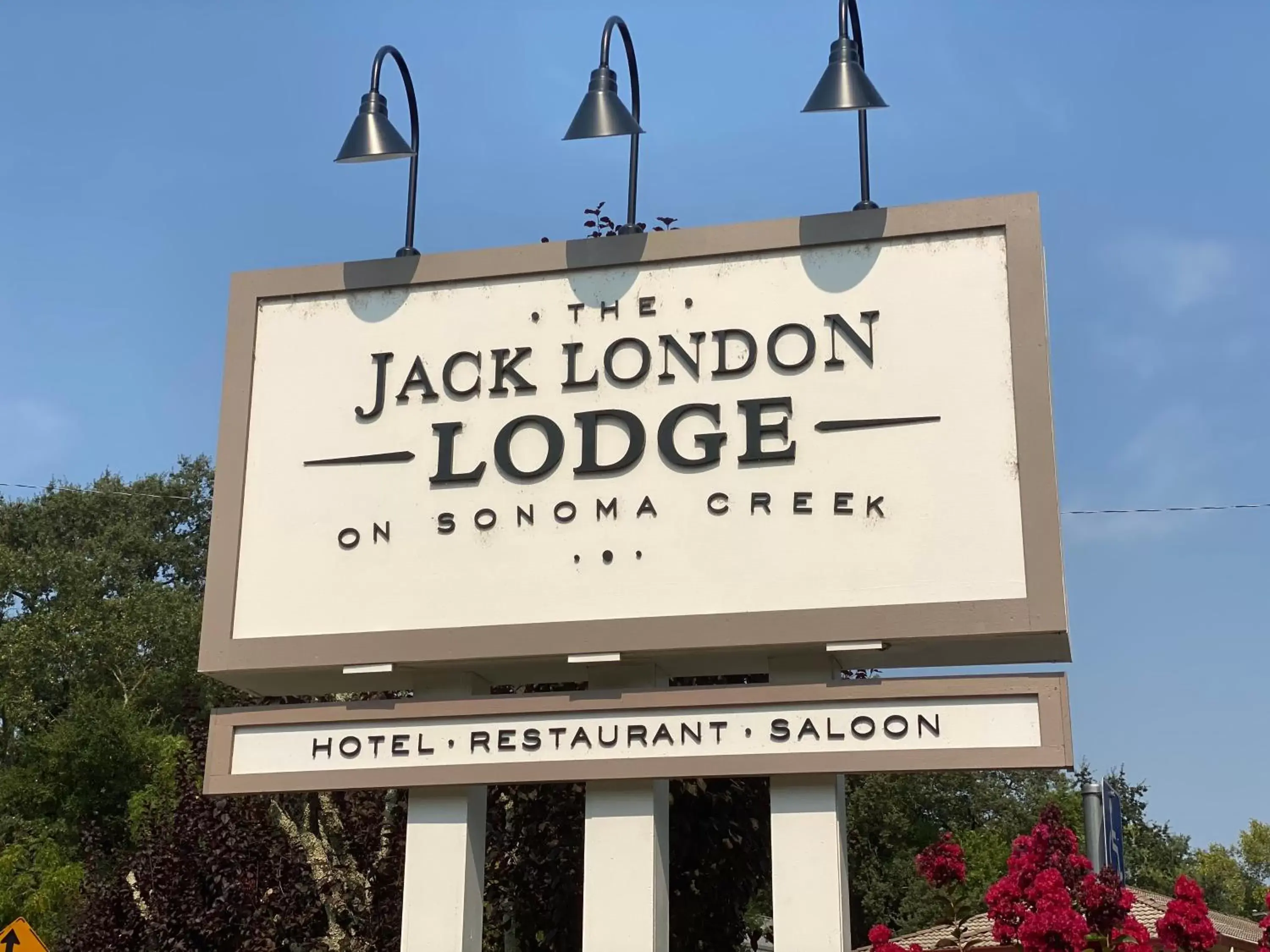 Facade/entrance in The Jack London Lodge