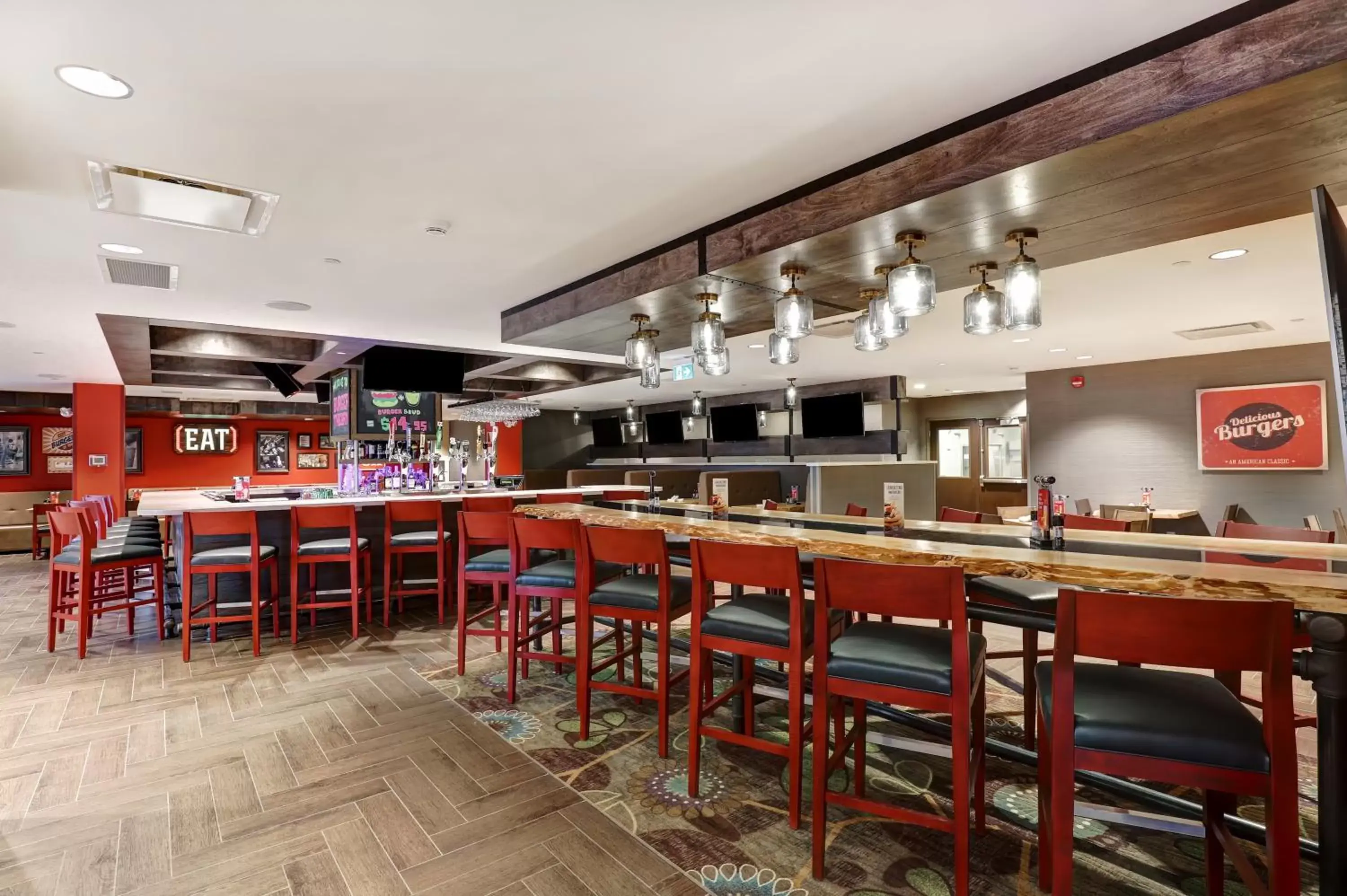 Lounge or bar, Restaurant/Places to Eat in Holiday Inn - Mississauga Toronto West, an IHG Hotel