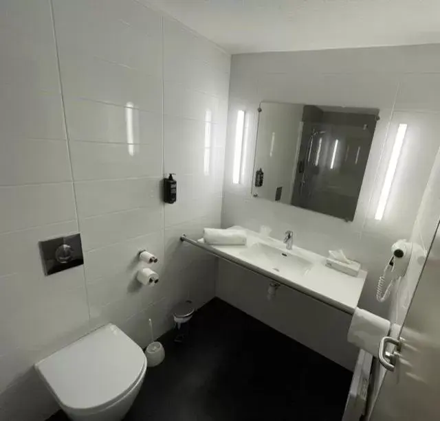 Bathroom in Ibis Styles Cognac