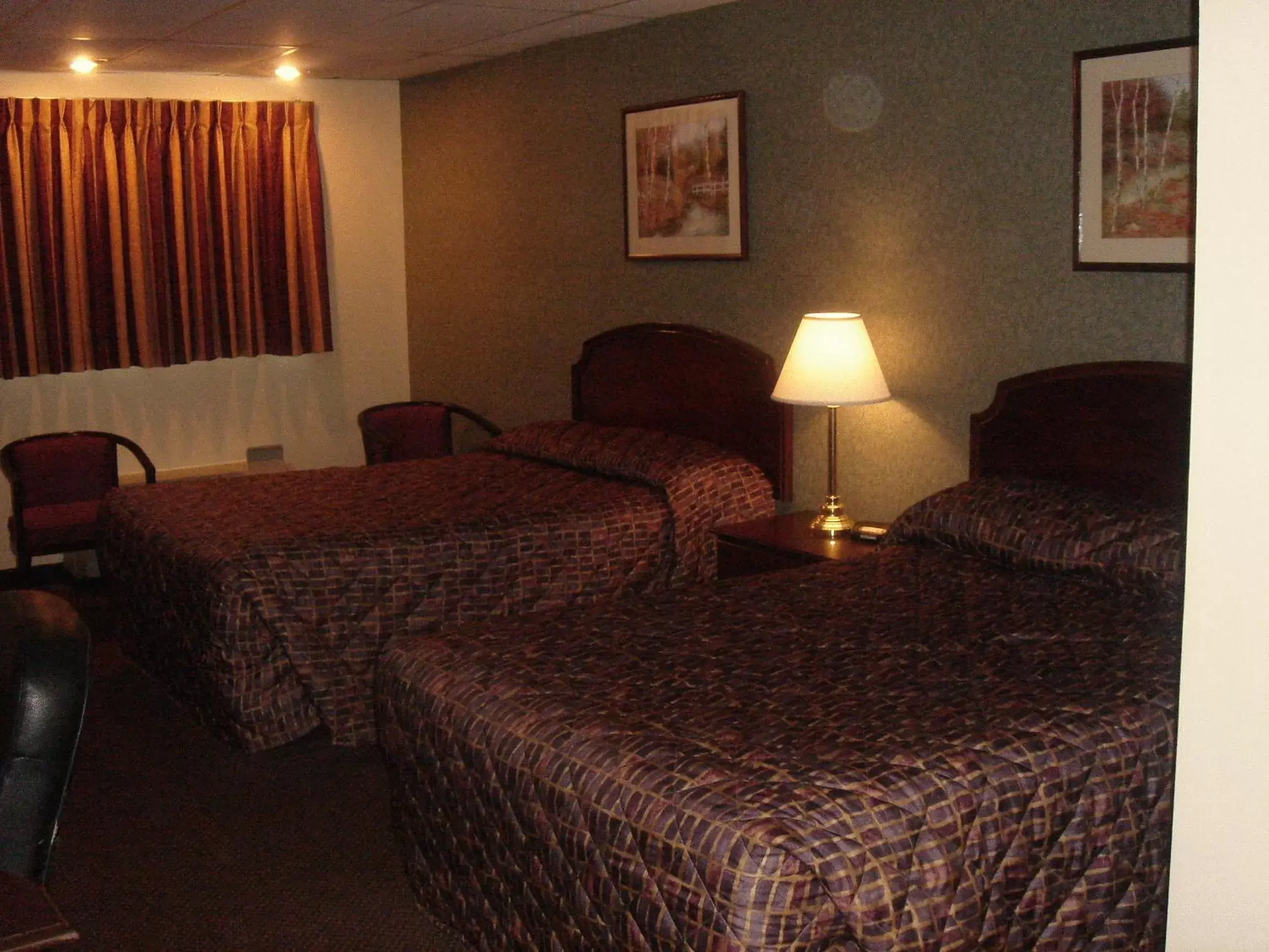 Bed in German Village Inn Motel