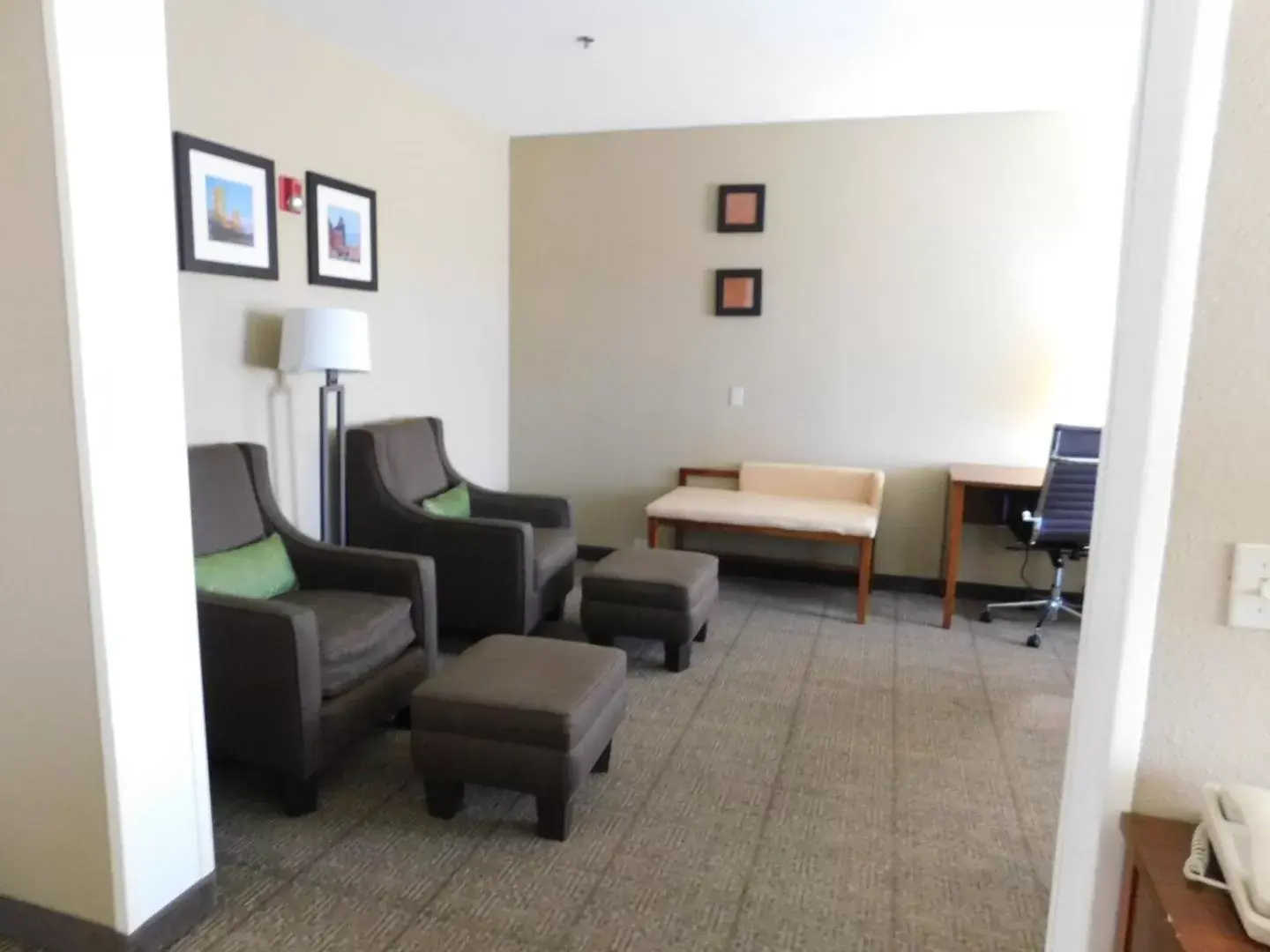 Seating area in Comfort Inn & Suites Sacramento – University Area