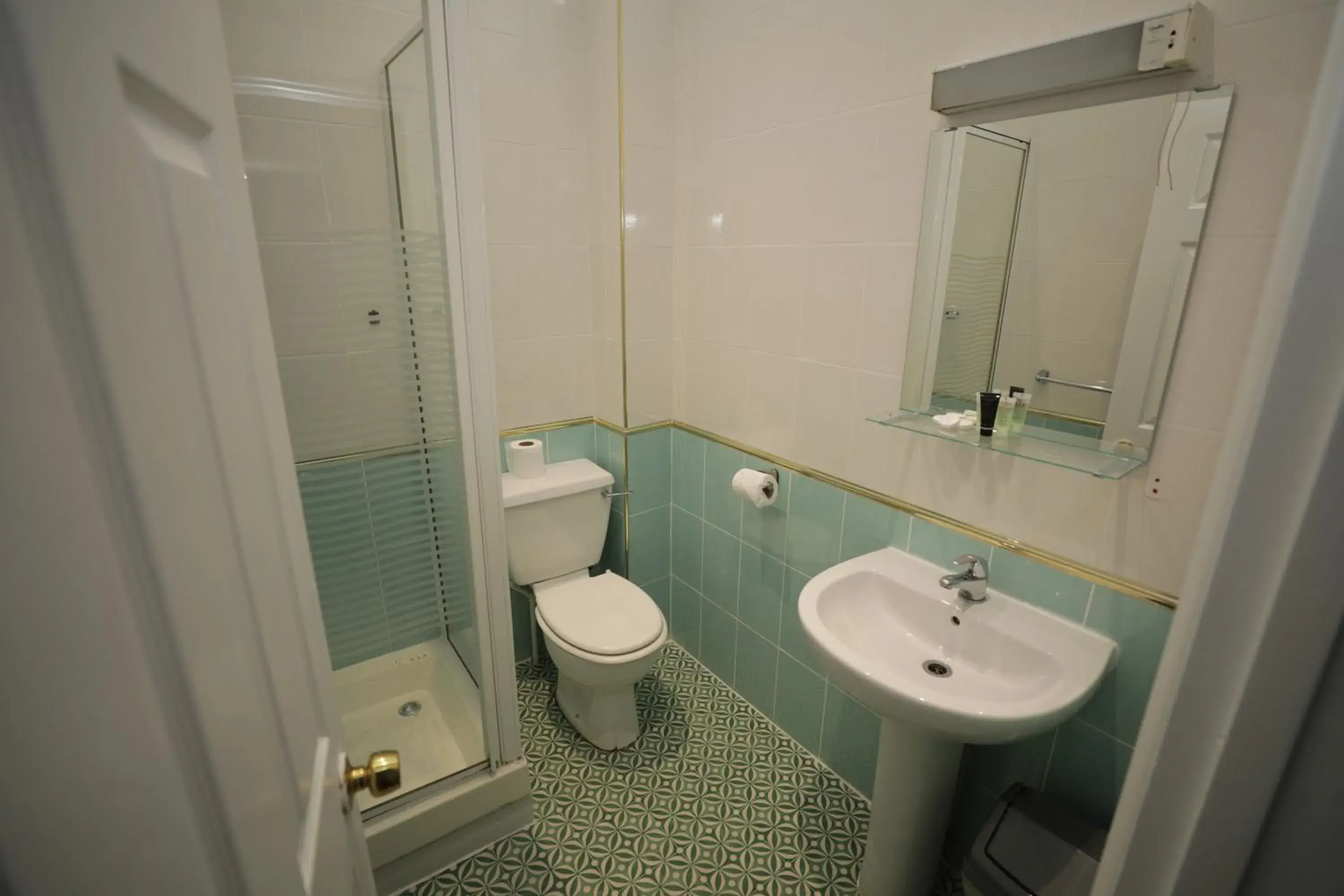 Bathroom in Golders Park Hotel