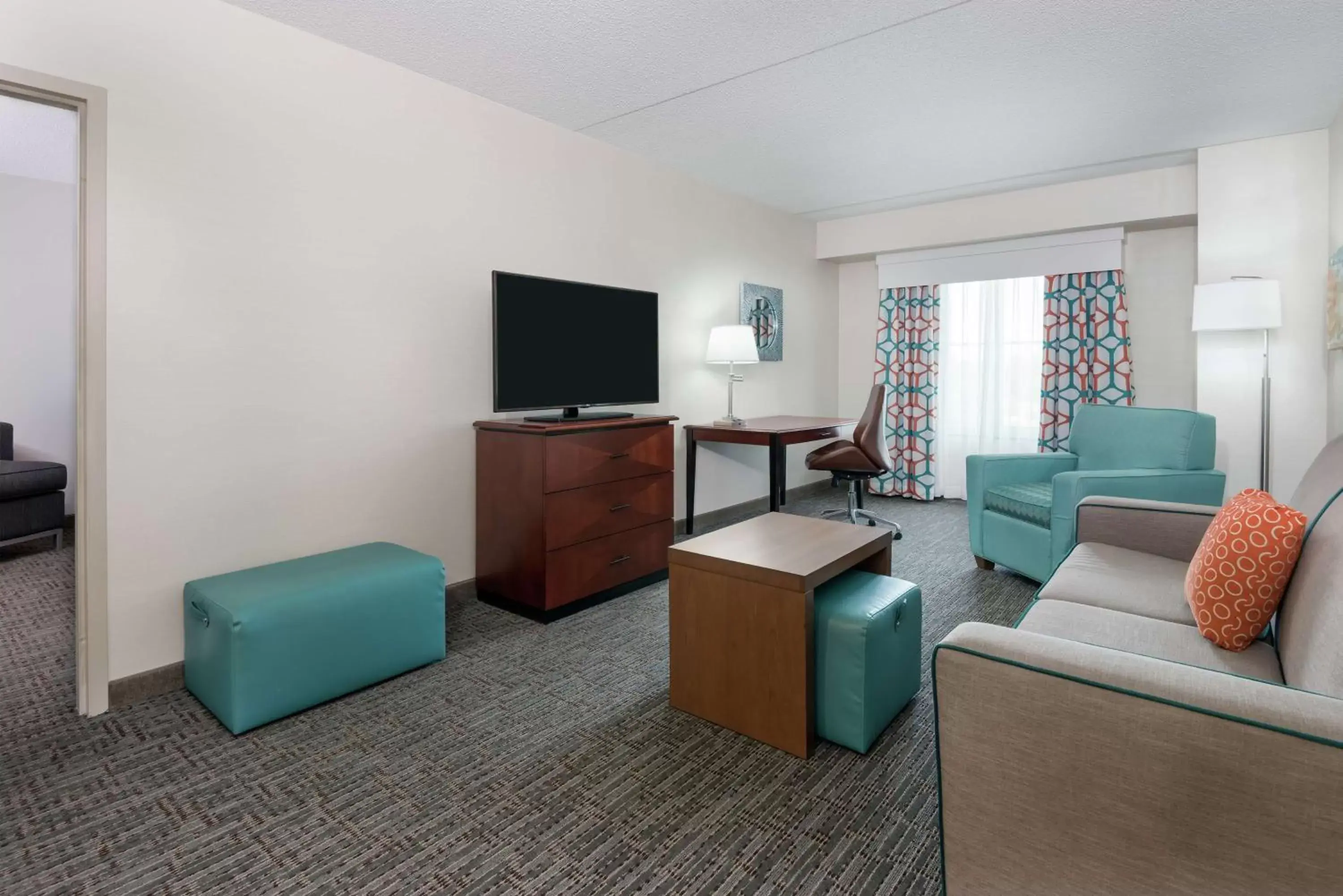 Living room, TV/Entertainment Center in Homewood Suites by Hilton Cleveland-Beachwood
