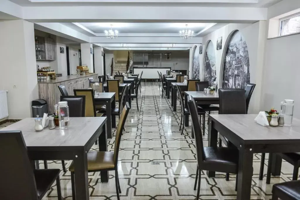 Restaurant/Places to Eat in MariaLuis Hotel