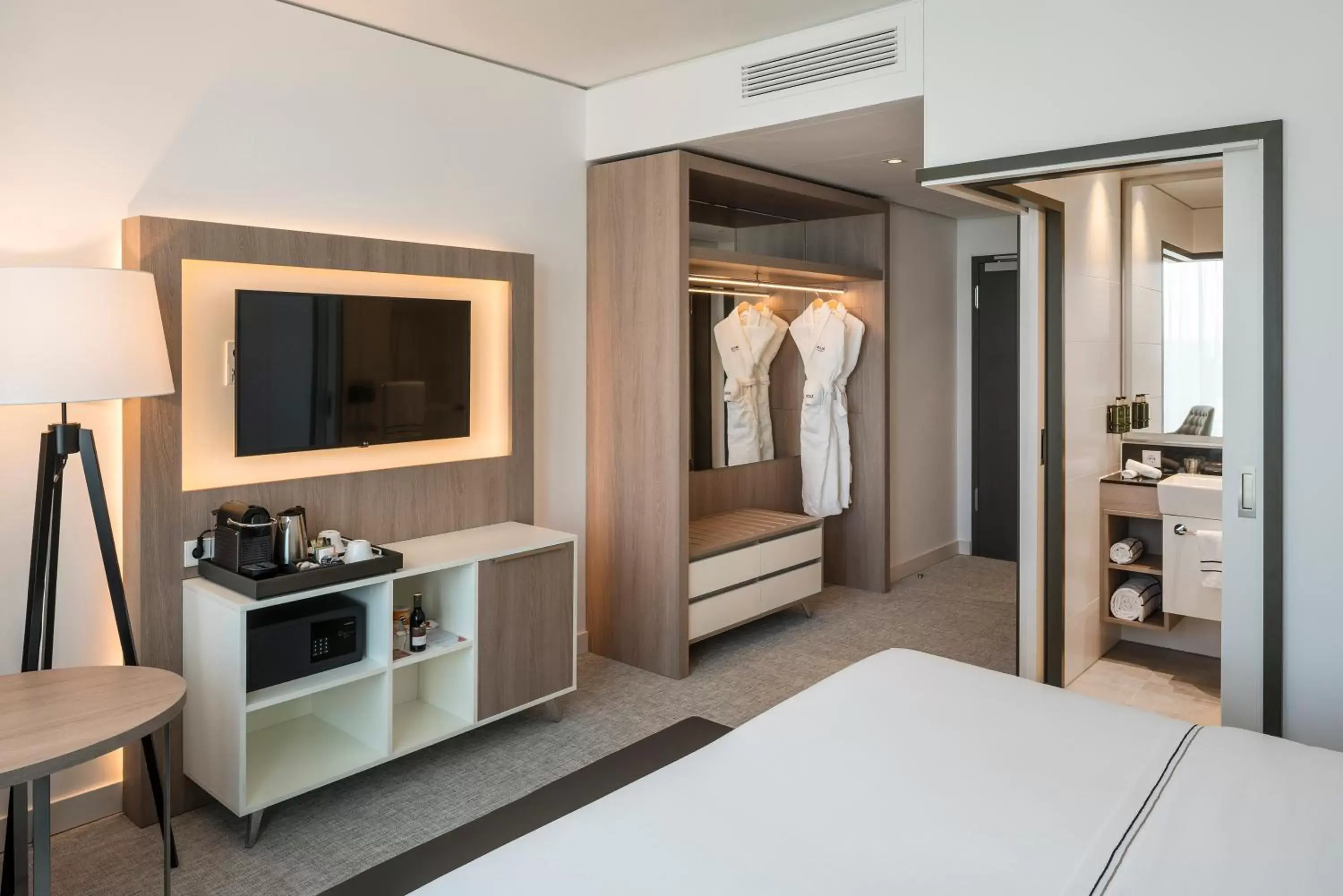 Bedroom, TV/Entertainment Center in Meliá Frankfurt City