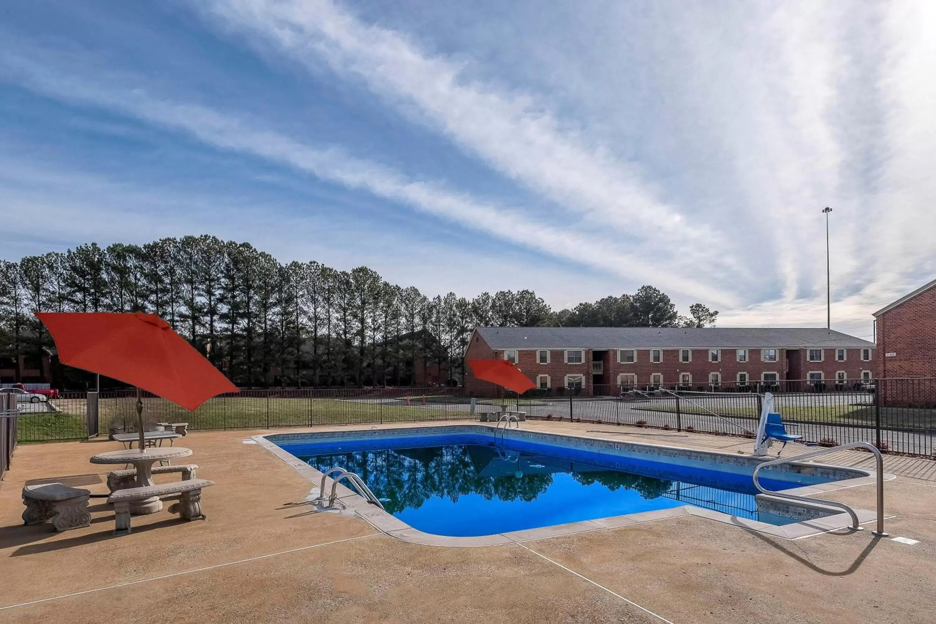 Swimming Pool in Red Roof Inn PLUS+ Huntsville – Madison